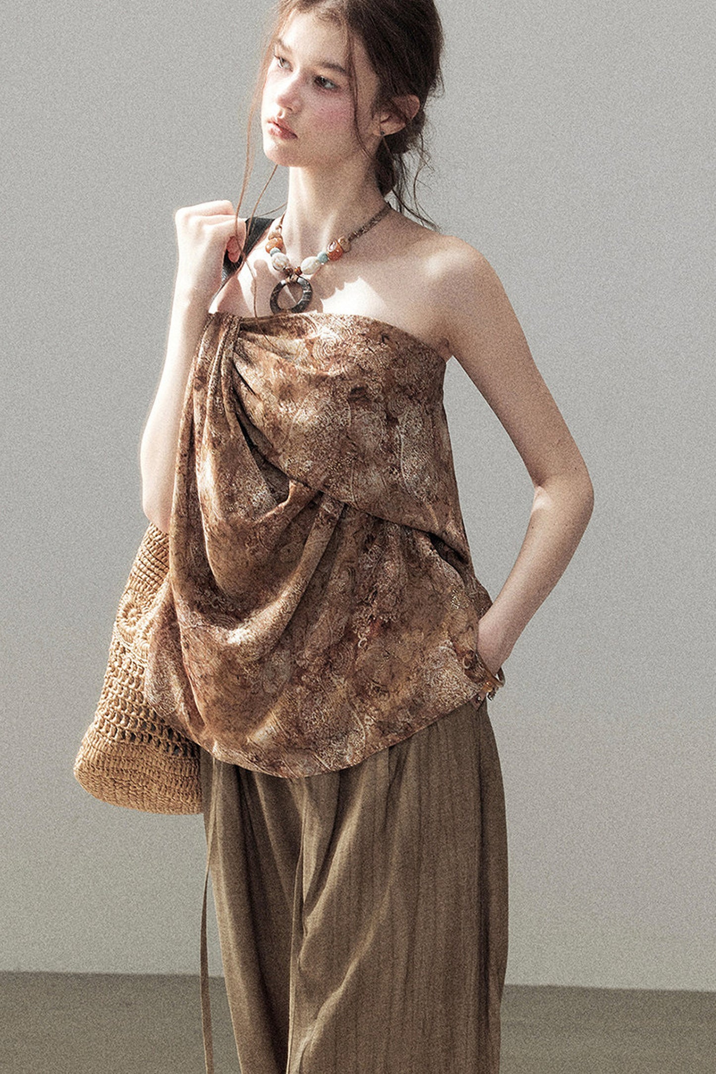 Ensemble haut sans manches esprit terre désolée et pantalon brun
