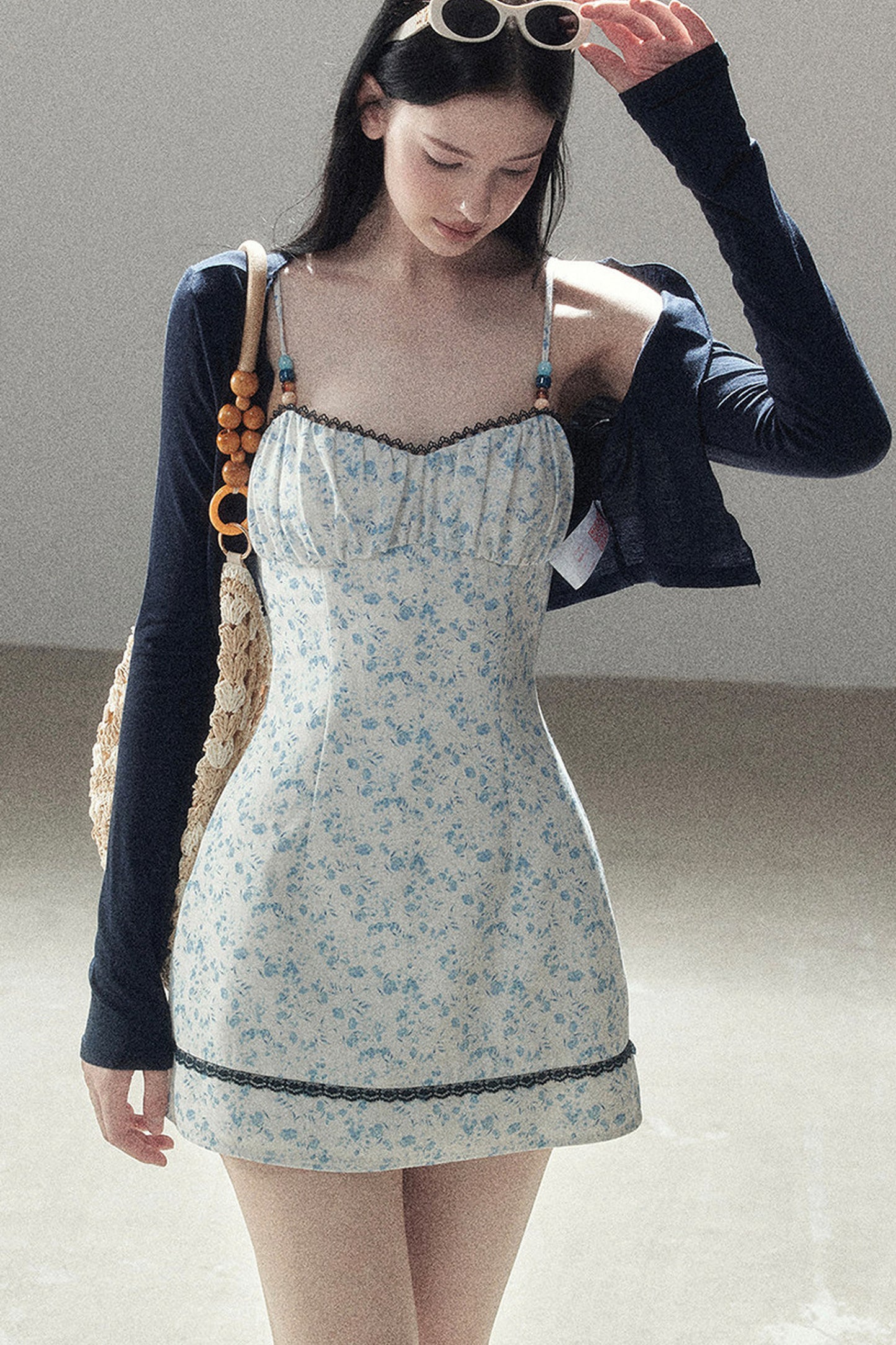 Ensemble robe à bretelles spaghetti à motif floral iris bleu et cardigan
