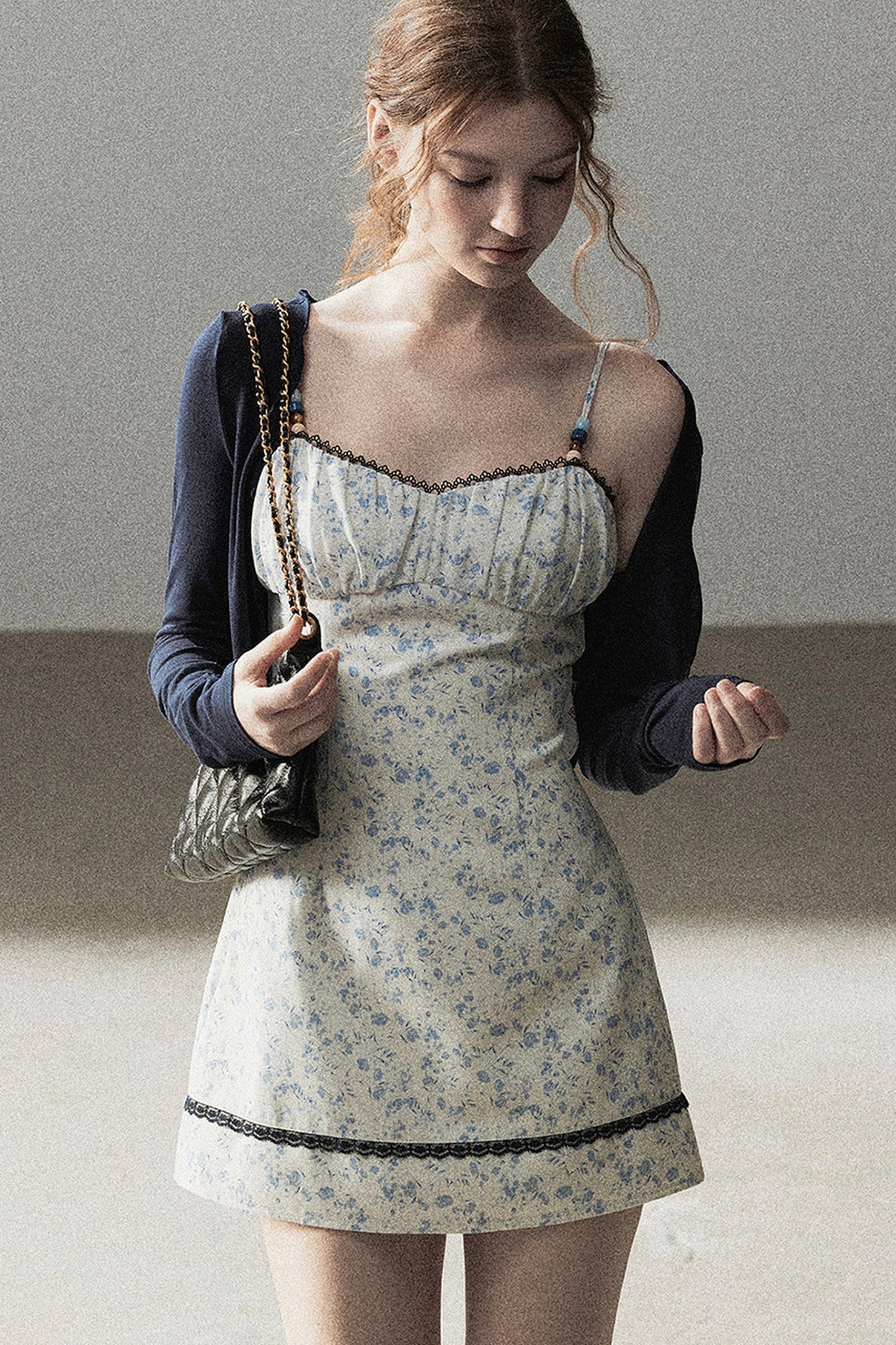 Ensemble robe à bretelles spaghetti à motif floral iris bleu et cardigan