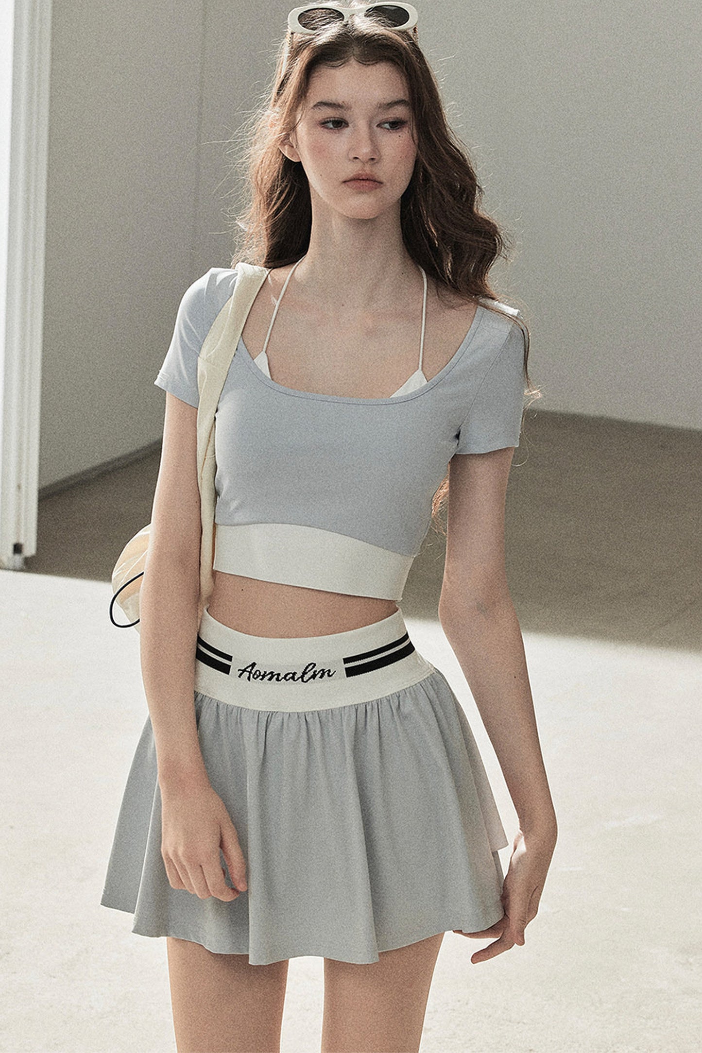 Set aus Sport-Crop-Top und kurzem Rock im amerikanischen Stil