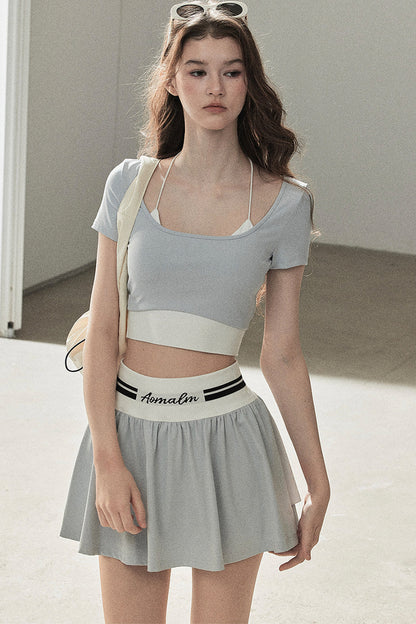 Set aus Sport-Crop-Top und kurzem Rock im amerikanischen Stil