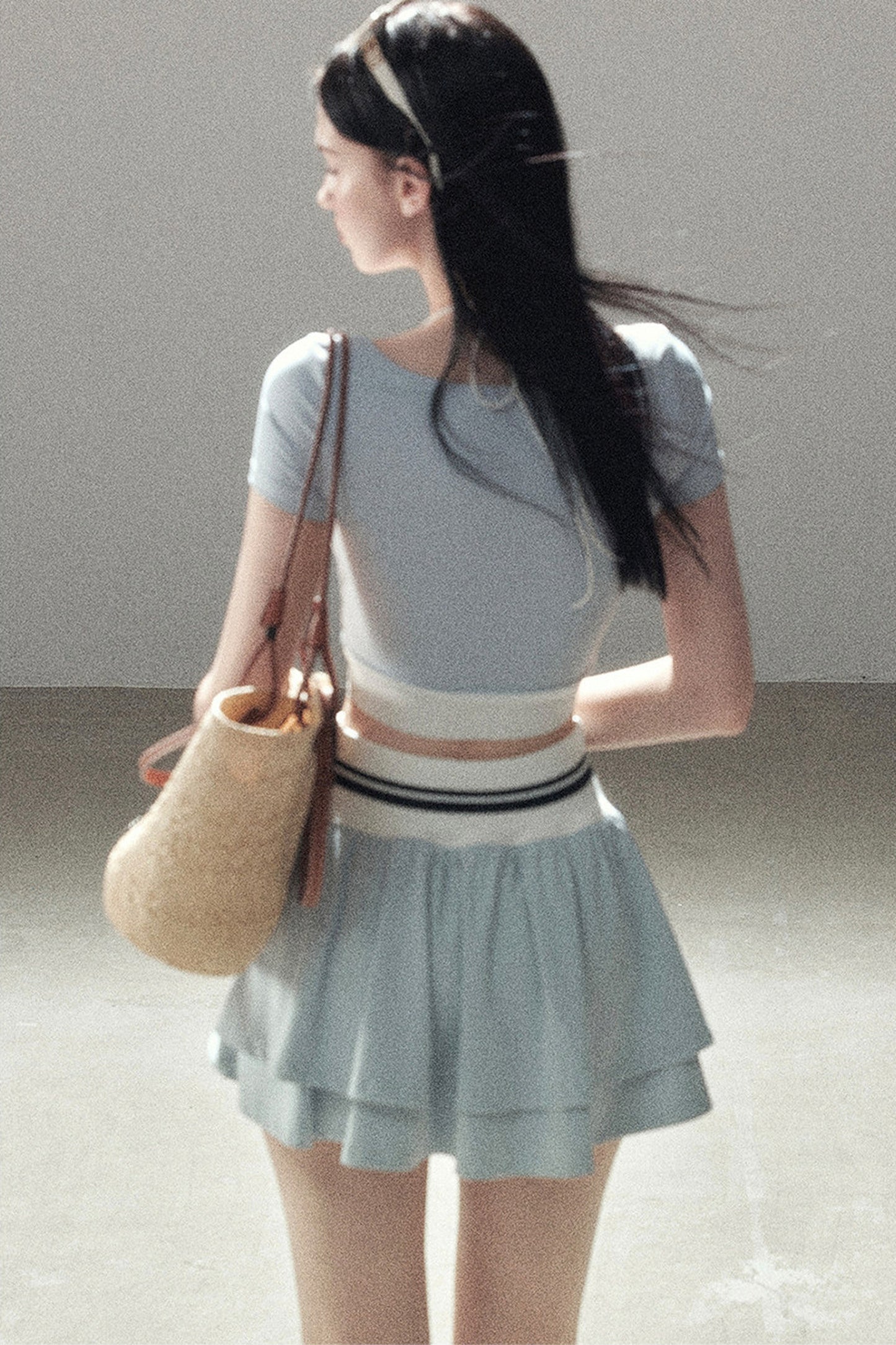 Set aus Sport-Crop-Top und kurzem Rock im amerikanischen Stil