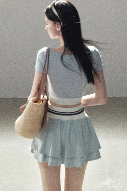 Set aus Sport-Crop-Top und kurzem Rock im amerikanischen Stil
