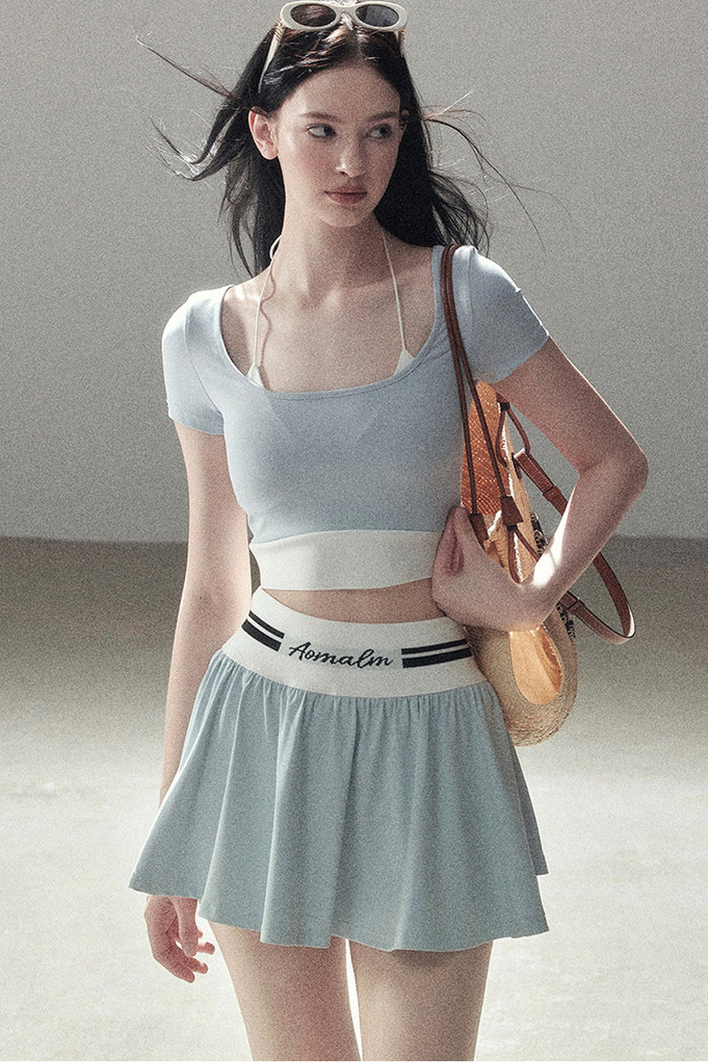Set aus Sport-Crop-Top und kurzem Rock im amerikanischen Stil