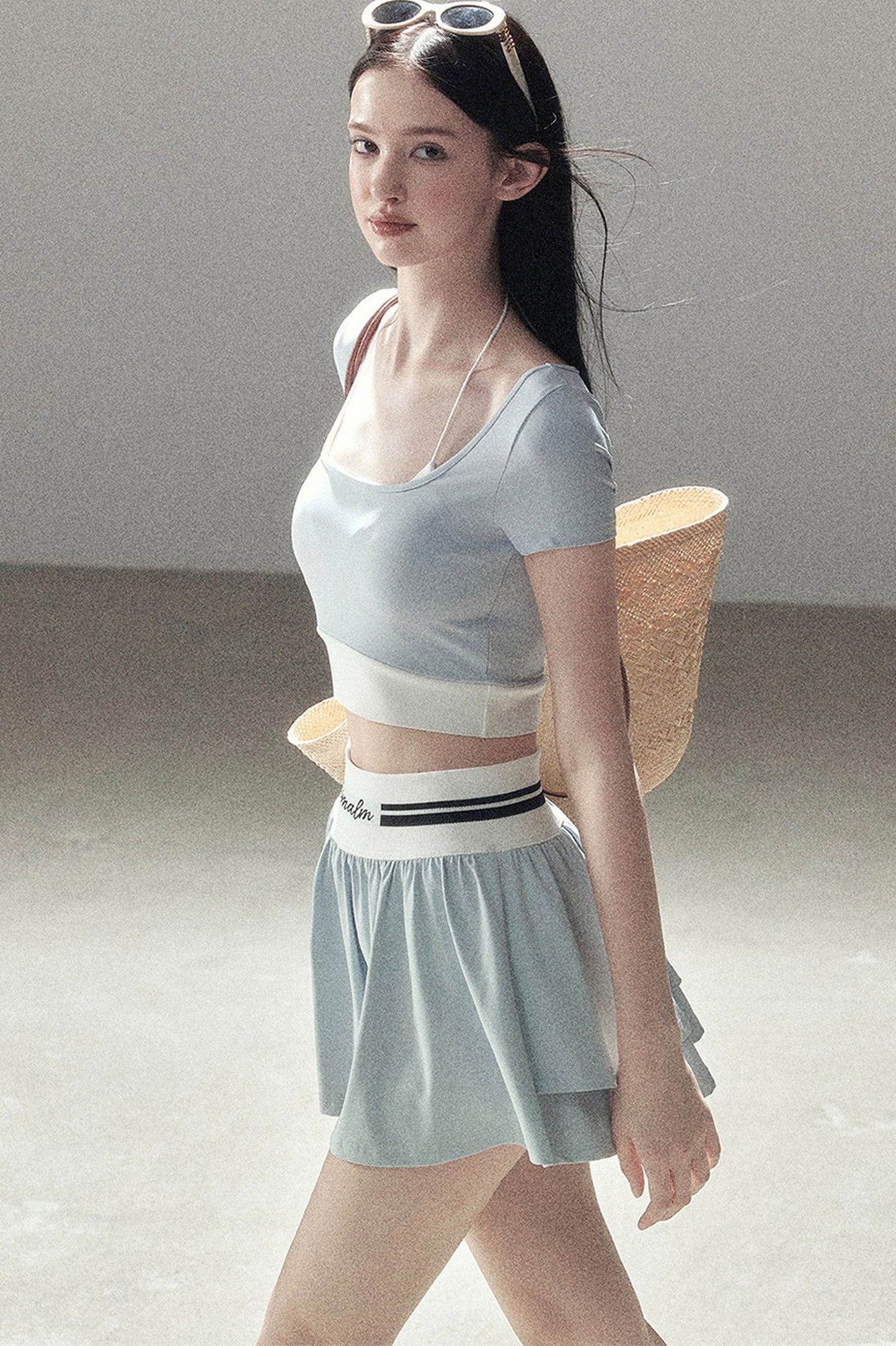 Set aus Sport-Crop-Top und kurzem Rock im amerikanischen Stil