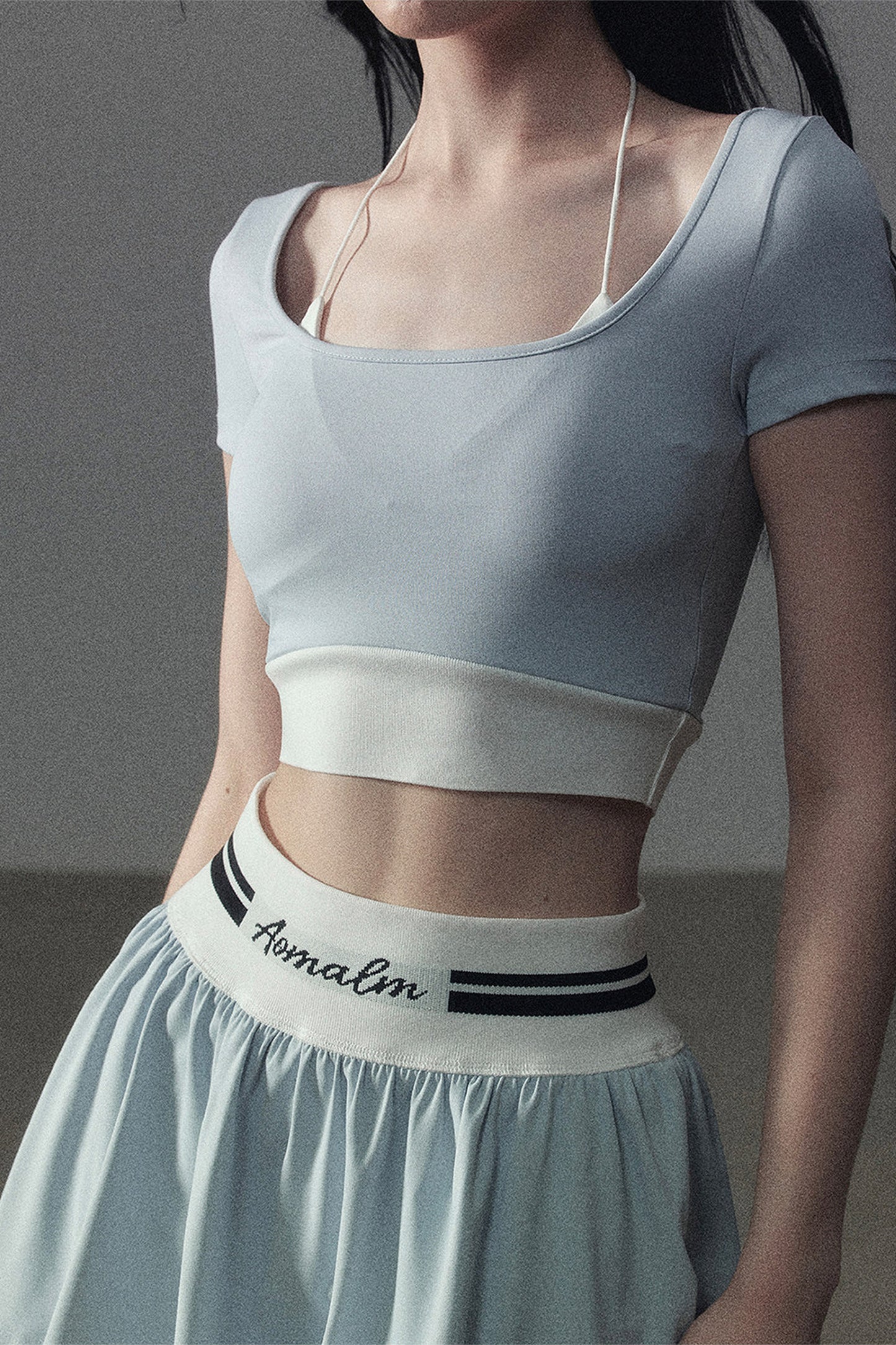 Set aus Sport-Crop-Top und kurzem Rock im amerikanischen Stil