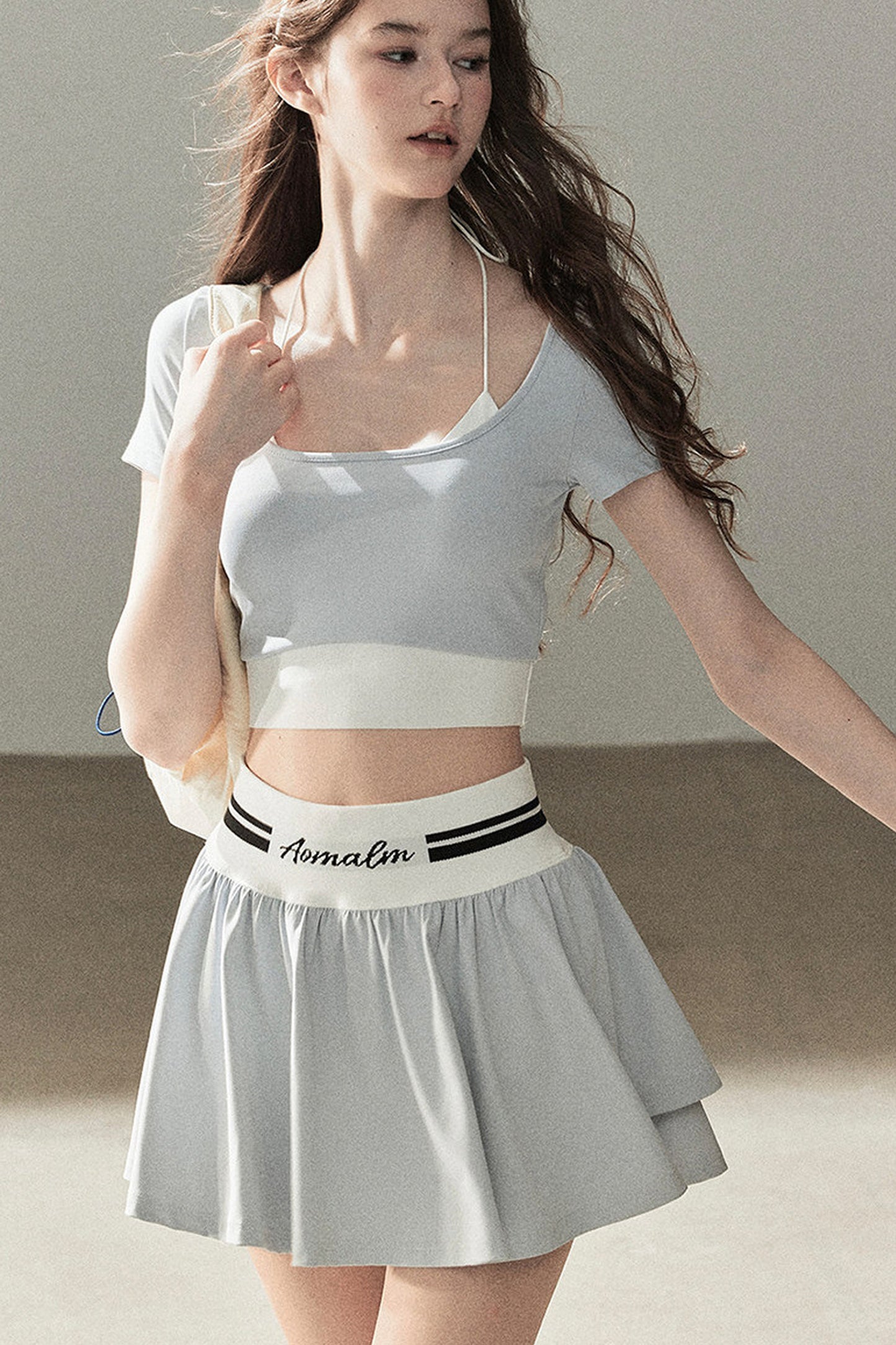 Set aus Sport-Crop-Top und kurzem Rock im amerikanischen Stil