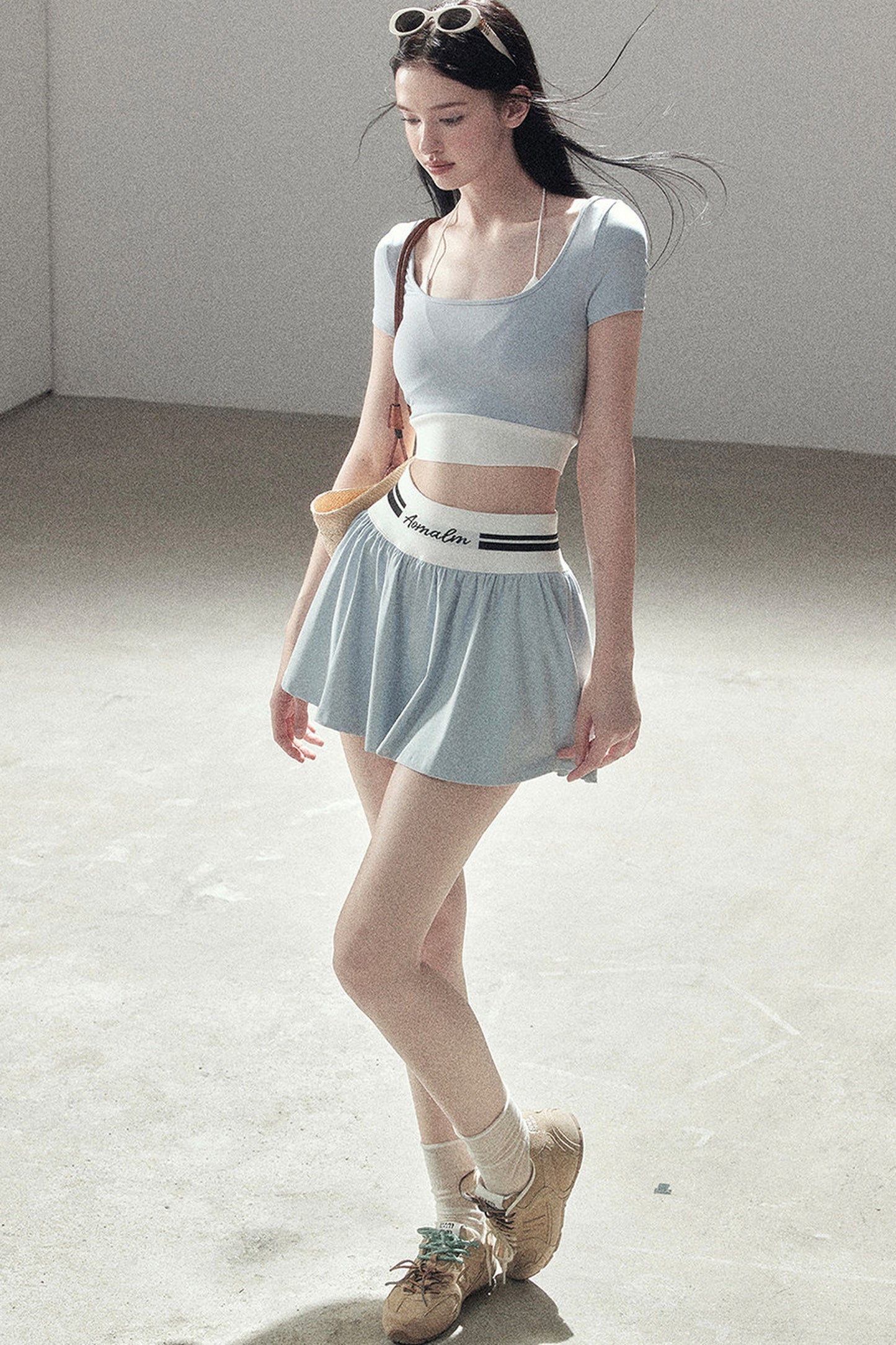 Set aus Sport-Crop-Top und kurzem Rock im amerikanischen Stil