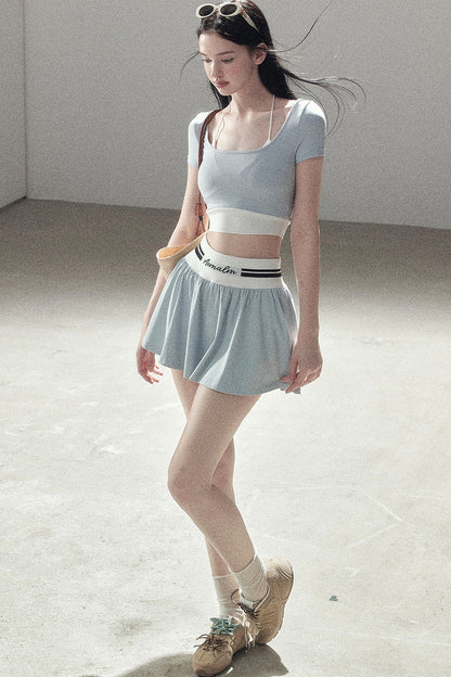 Set aus Sport-Crop-Top und kurzem Rock im amerikanischen Stil