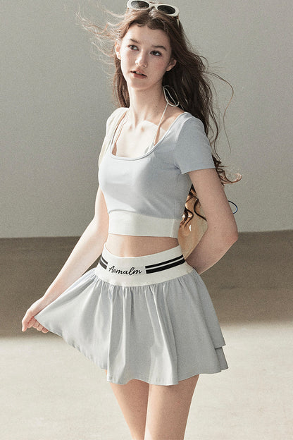 Set aus Sport-Crop-Top und kurzem Rock im amerikanischen Stil