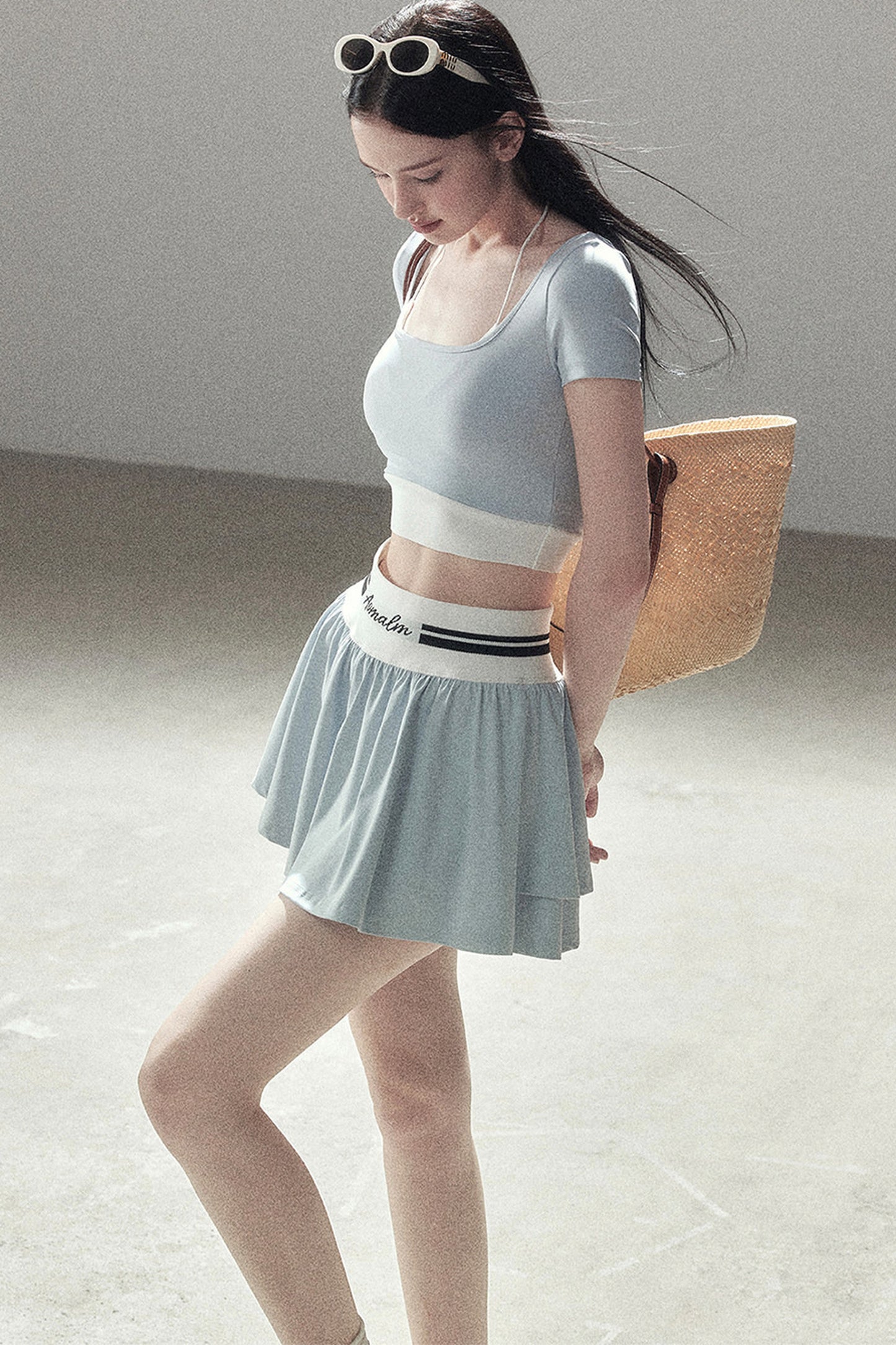 Set aus Sport-Crop-Top und kurzem Rock im amerikanischen Stil