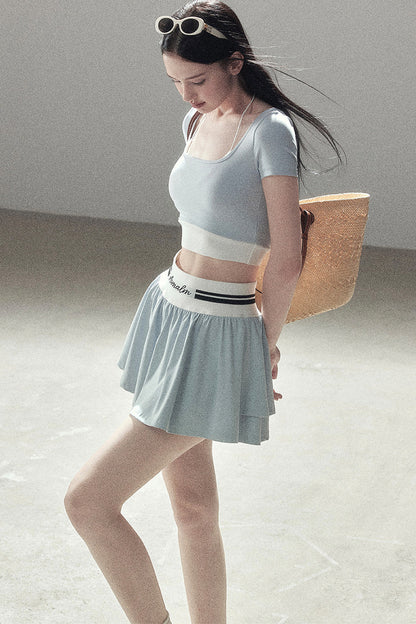 Set aus Sport-Crop-Top und kurzem Rock im amerikanischen Stil