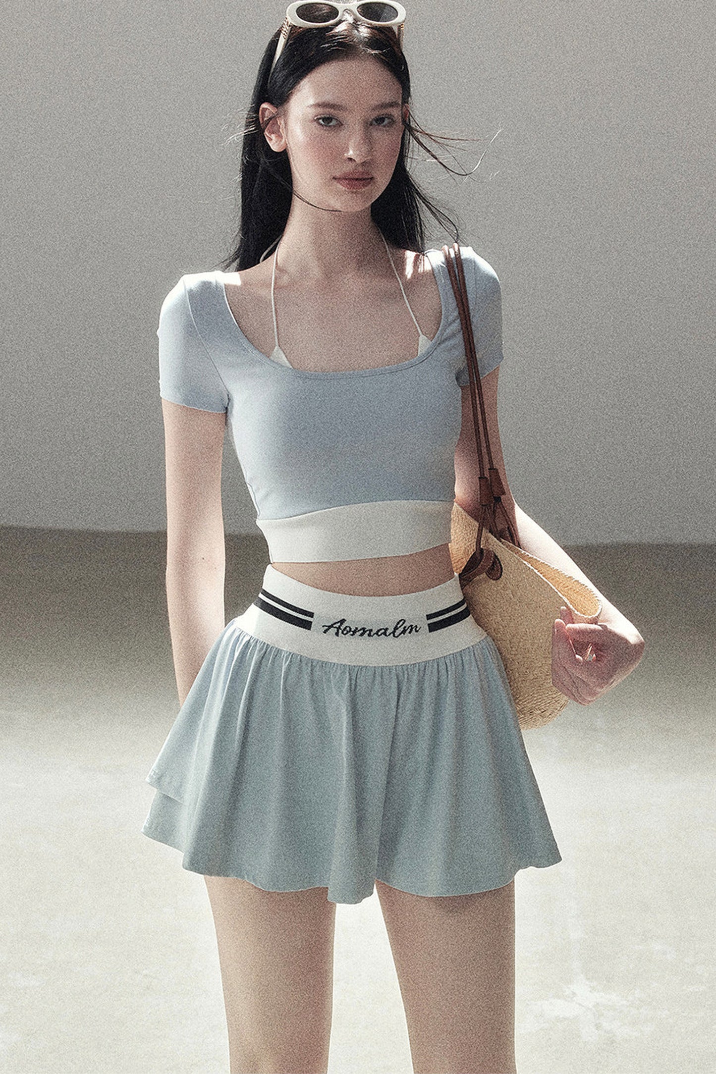 Set aus Sport-Crop-Top und kurzem Rock im amerikanischen Stil
