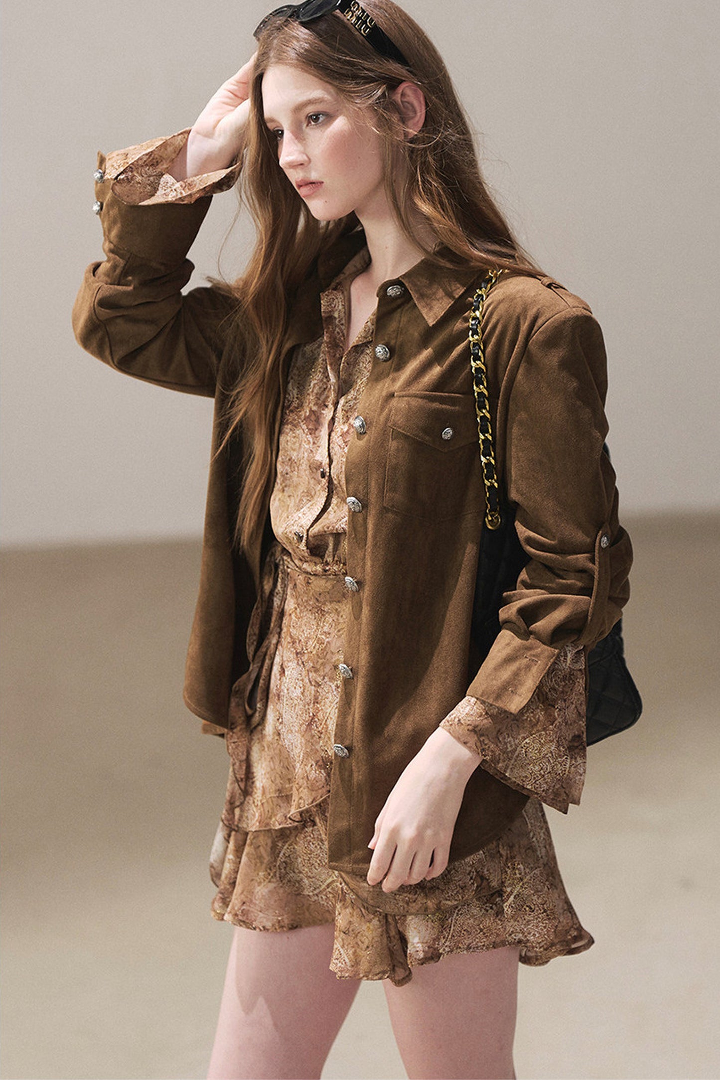 Kurzes Kleid mit Polokragen und Rüschen