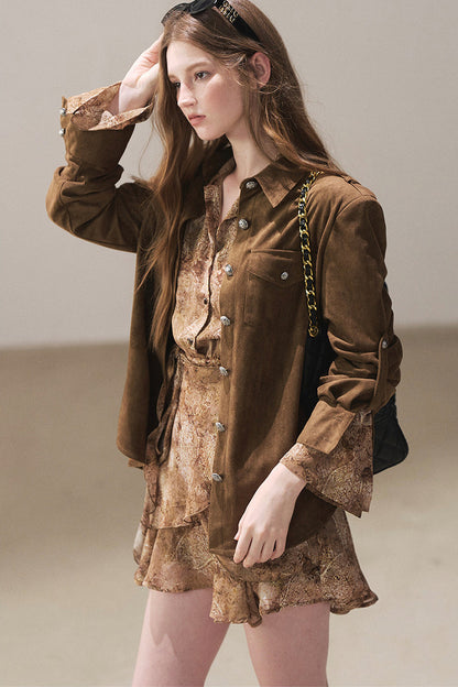 Kurzes Kleid mit Polokragen und Rüschen
