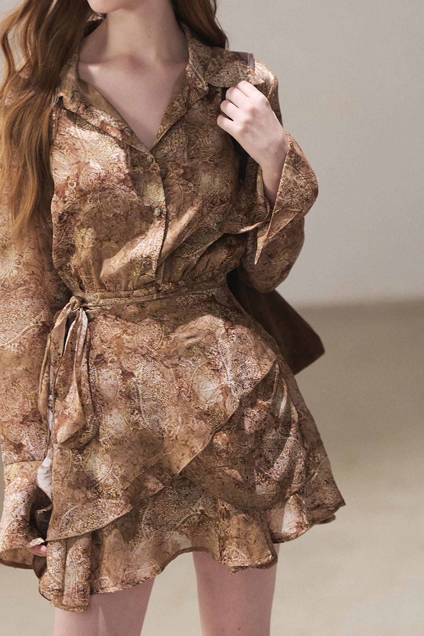 Kurzes Kleid mit Polokragen und Rüschen