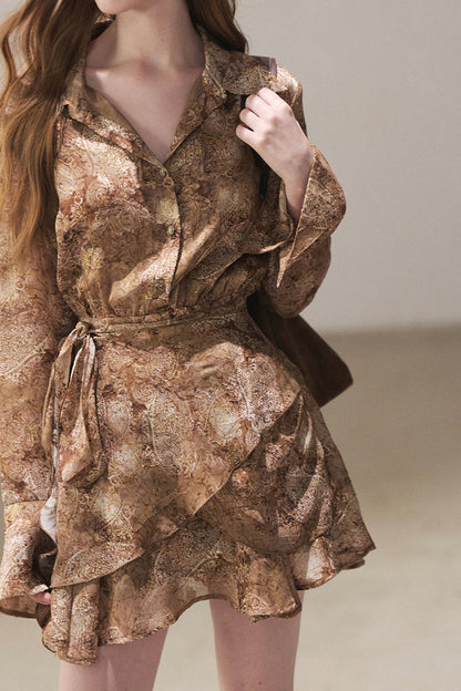 Kurzes Kleid mit Polokragen und Rüschen