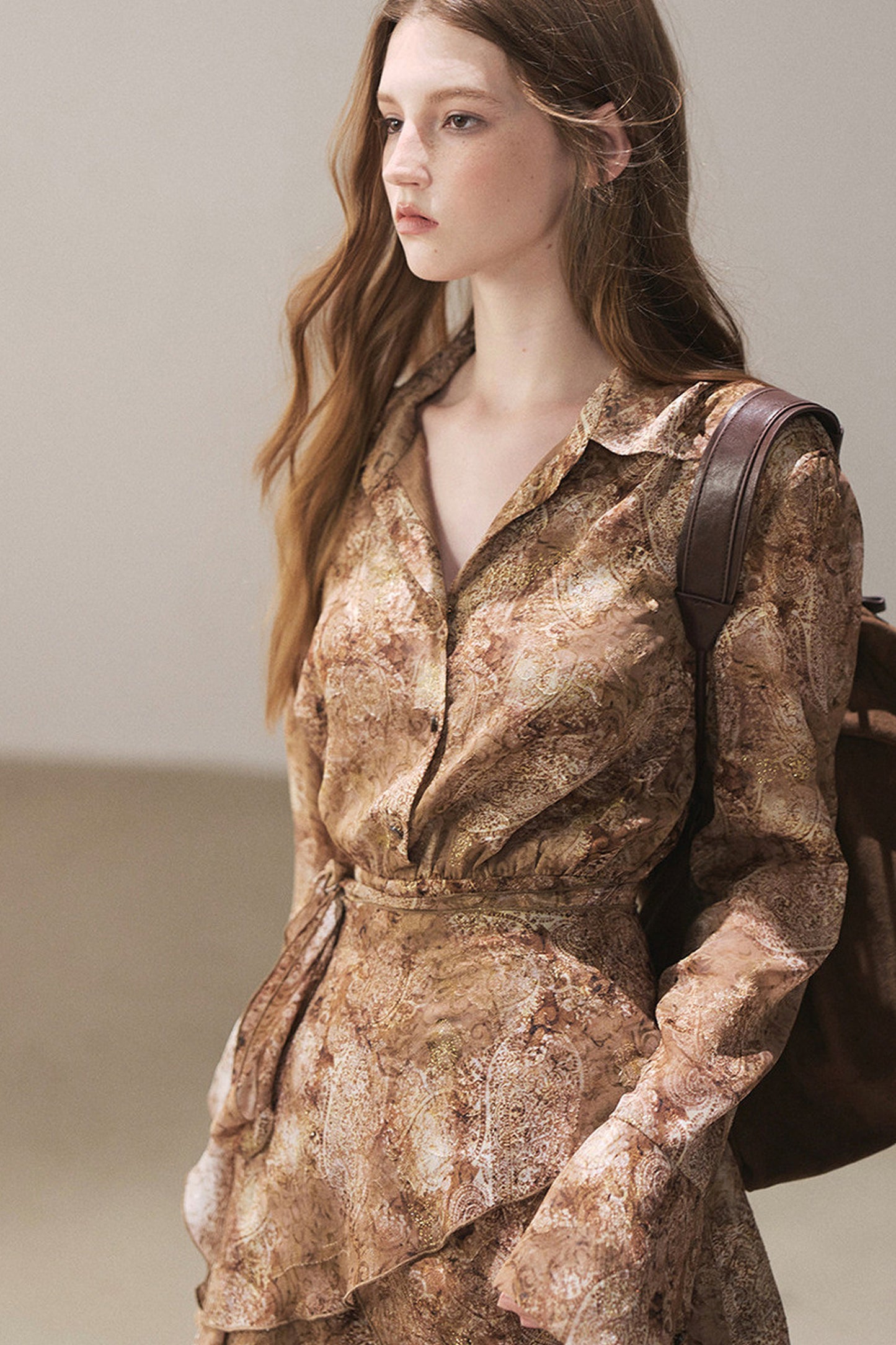 Kurzes Kleid mit Polokragen und Rüschen