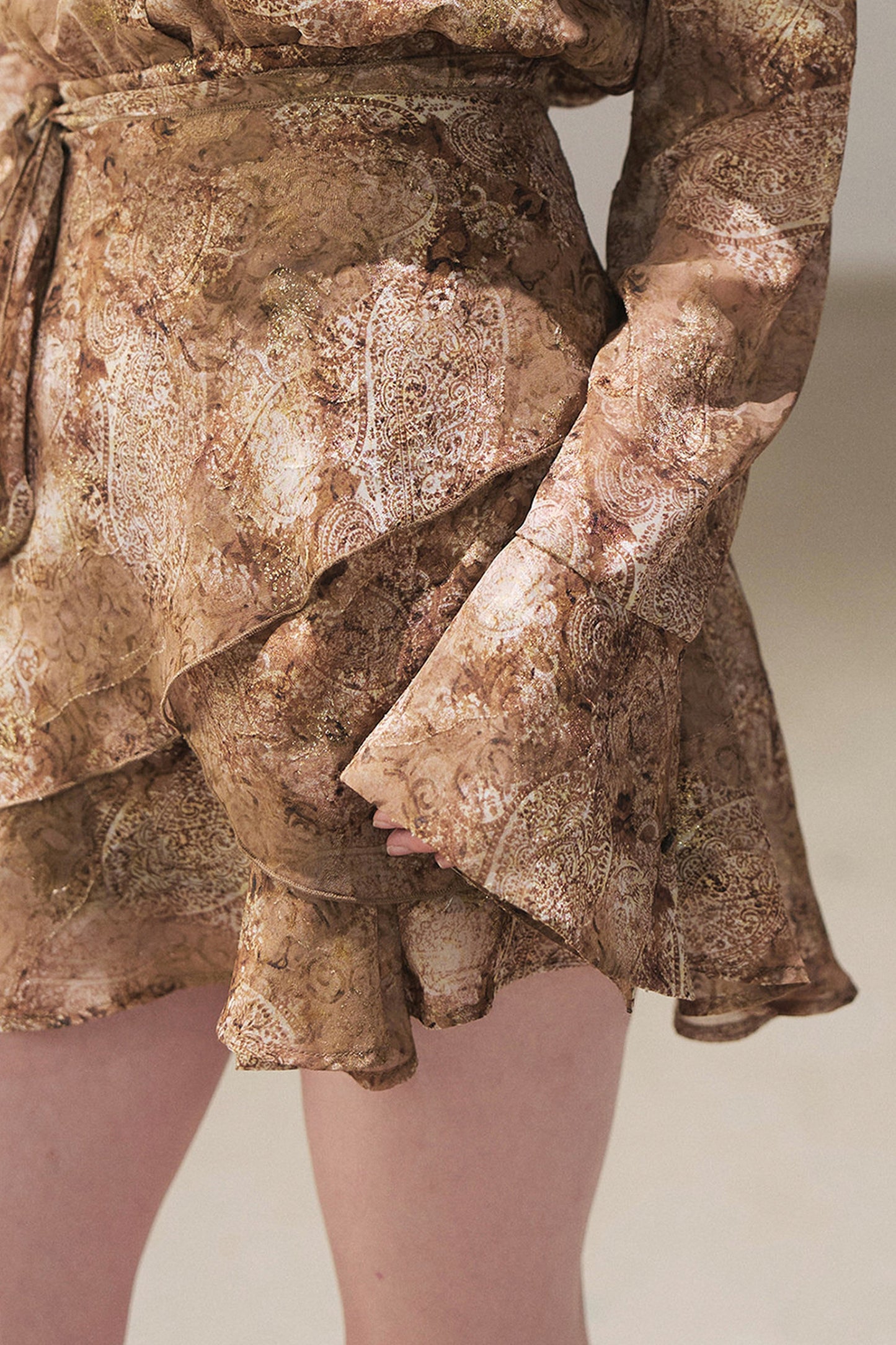 Kurzes Kleid mit Polokragen und Rüschen