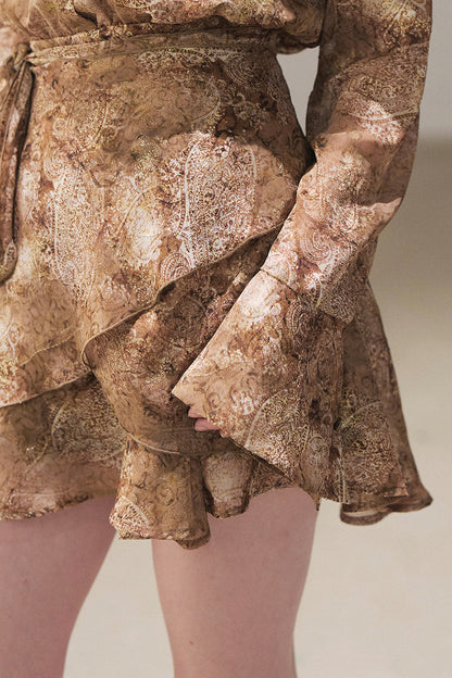 Kurzes Kleid mit Polokragen und Rüschen