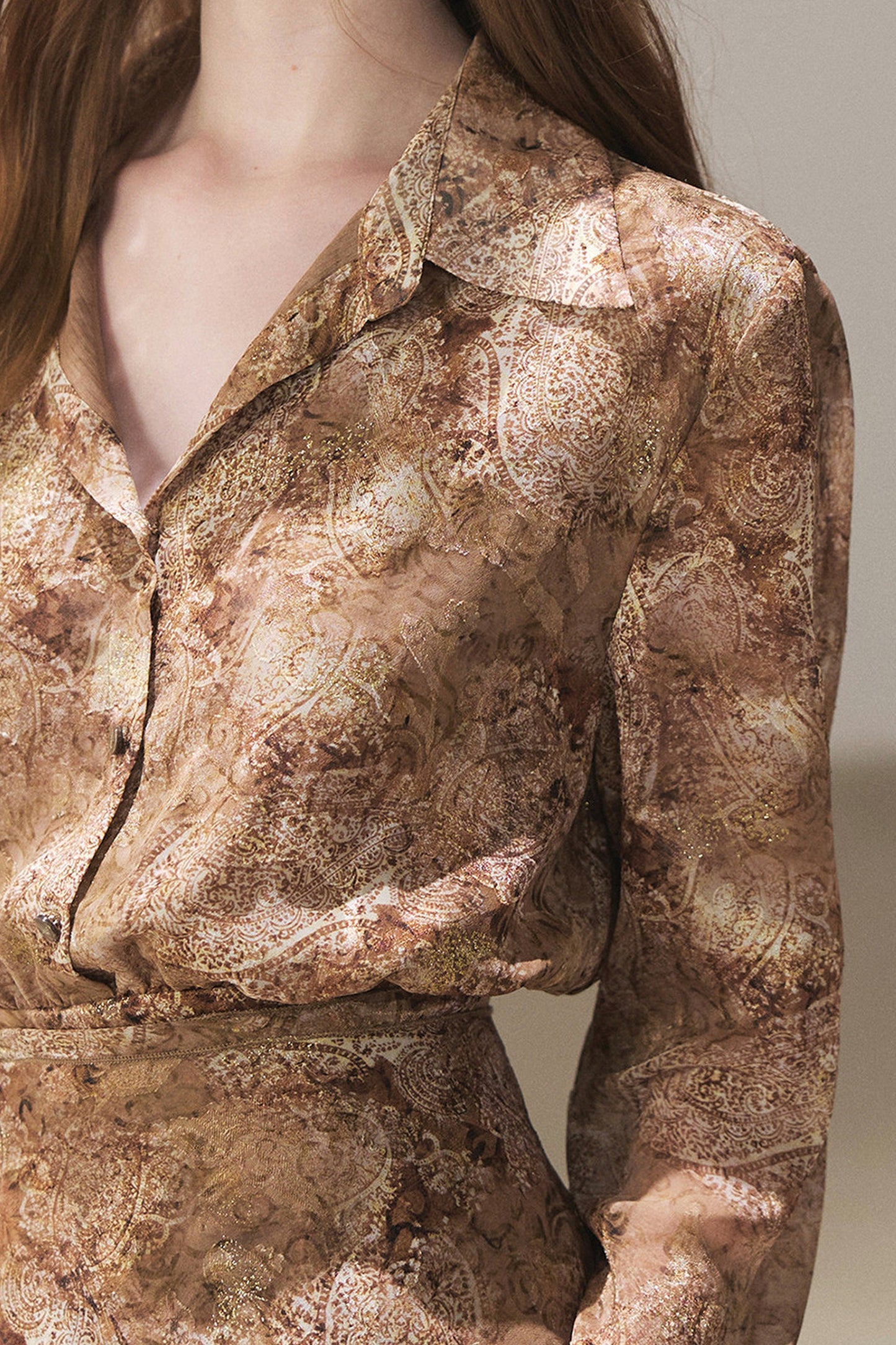 Kurzes Kleid mit Polokragen und Rüschen