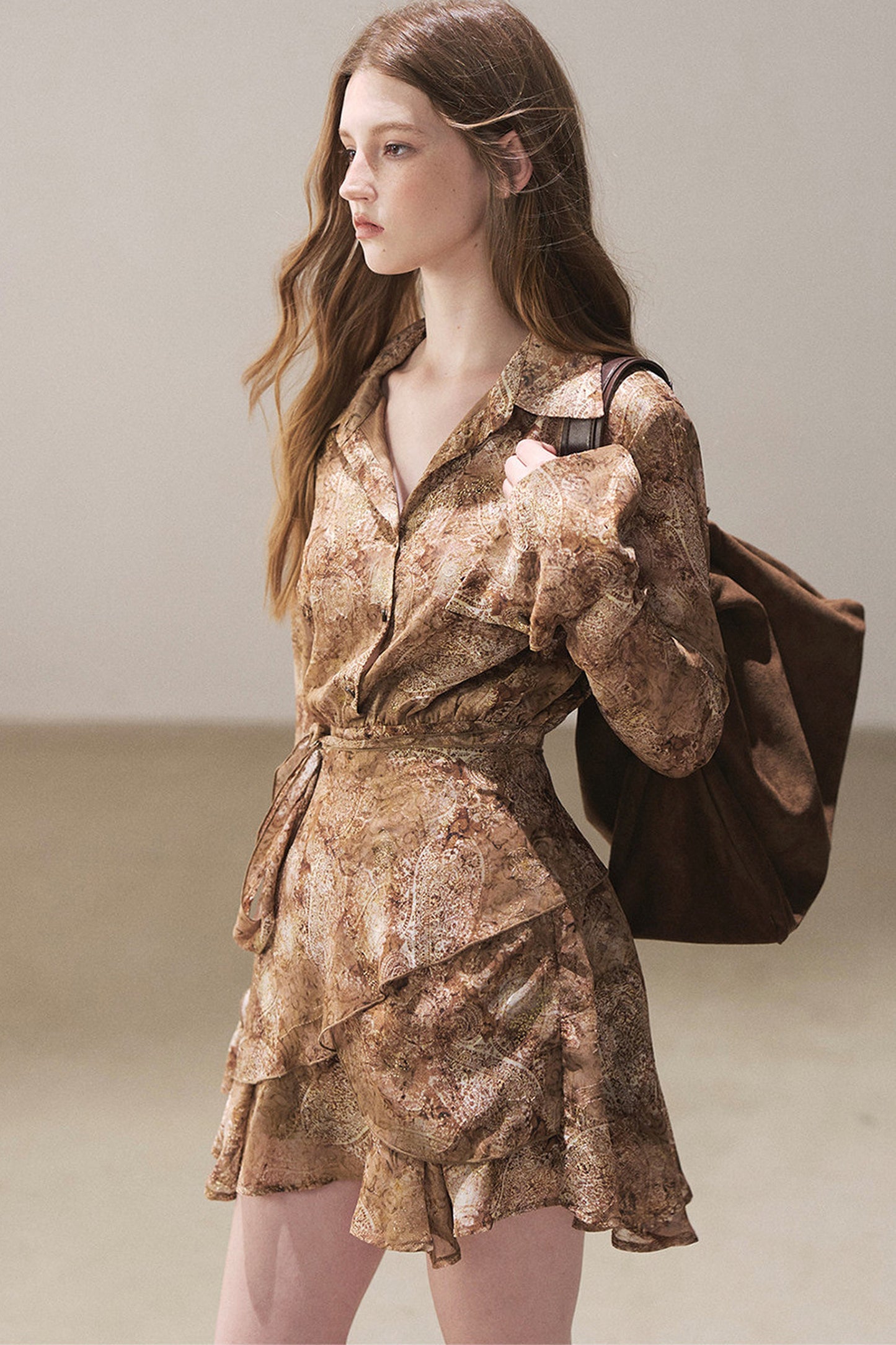 Kurzes Kleid mit Polokragen und Rüschen