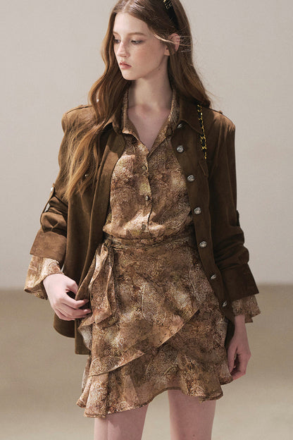 Kurzes Kleid mit Polokragen und Rüschen