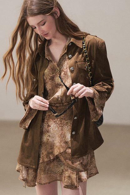 Kurzes Kleid mit Polokragen und Rüschen