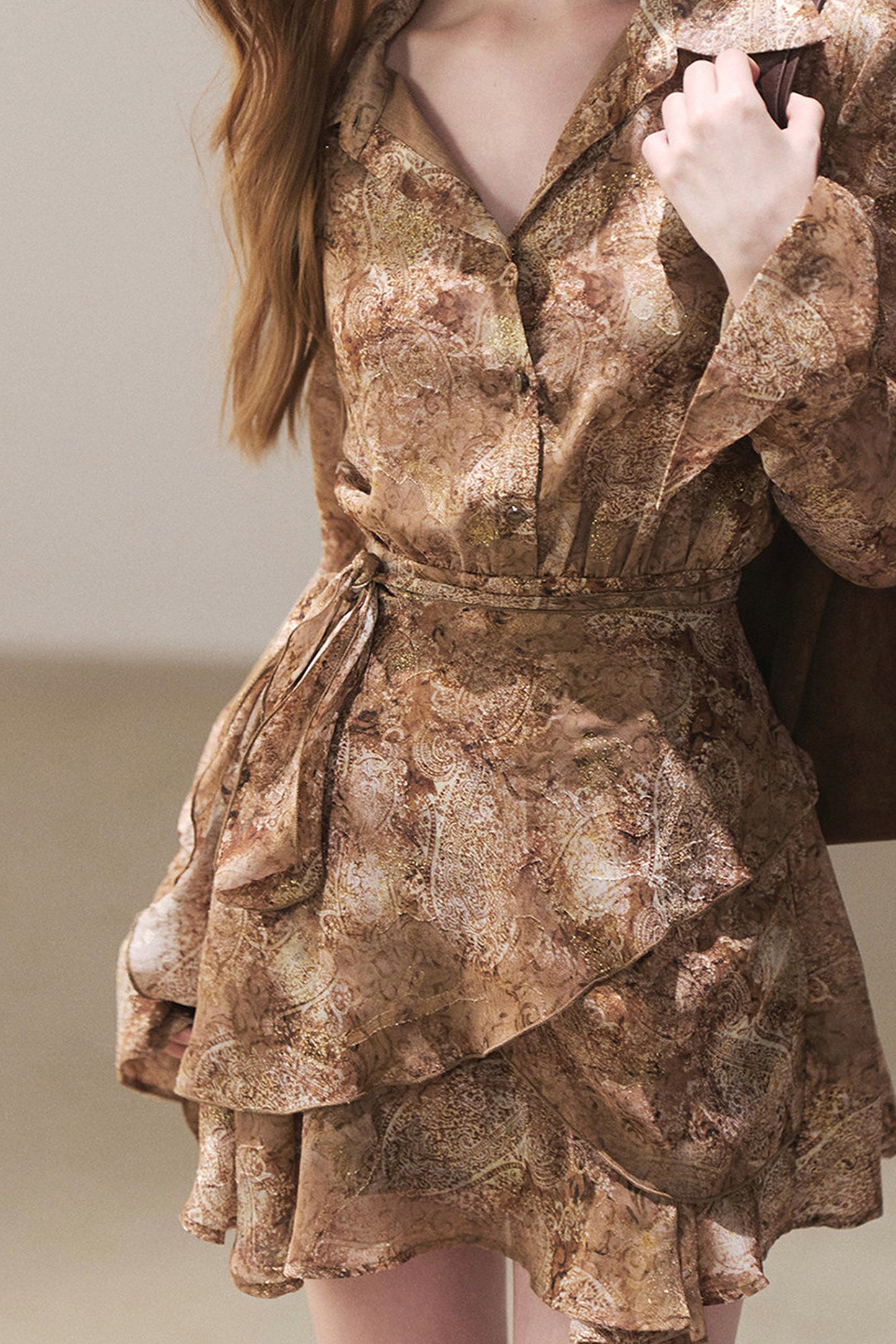 Kurzes Kleid mit Polokragen und Rüschen