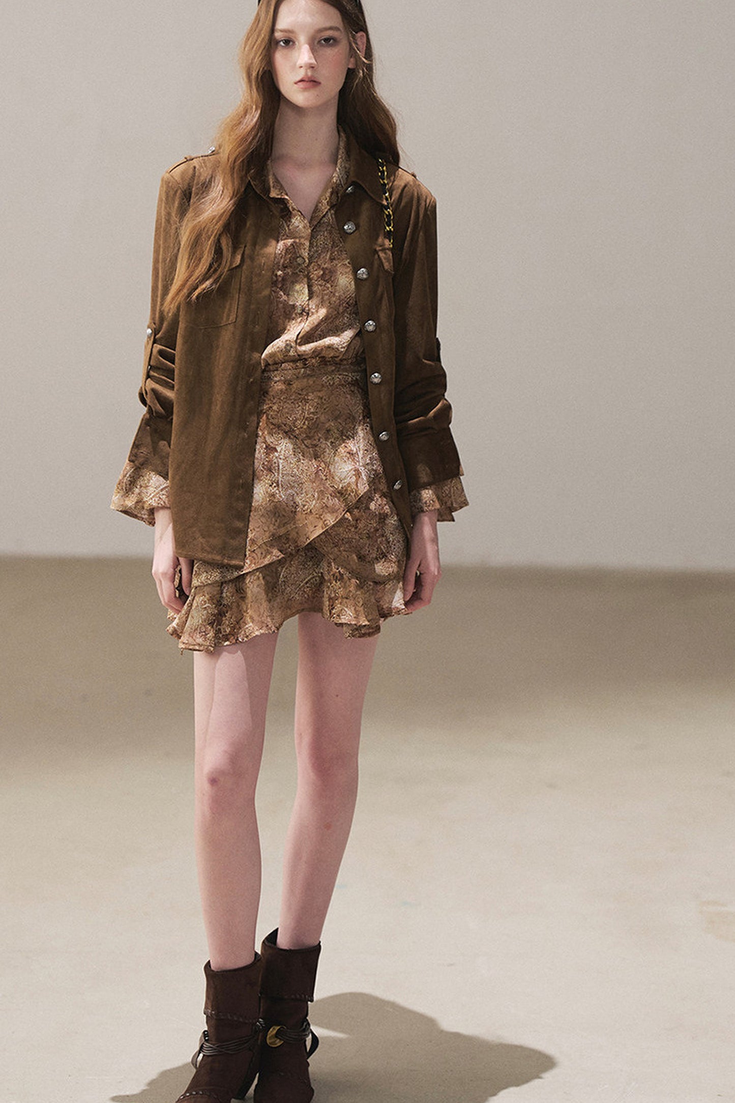 Kurzes Kleid mit Polokragen und Rüschen
