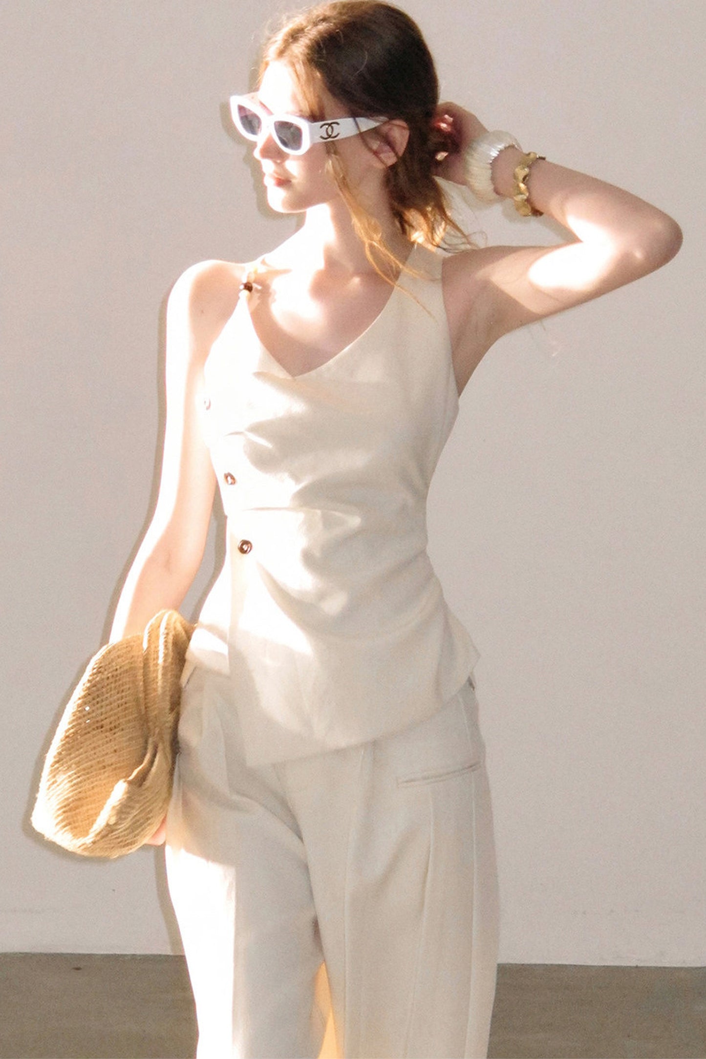 Completo con top smanicato con spalle a nuvola e pantaloni