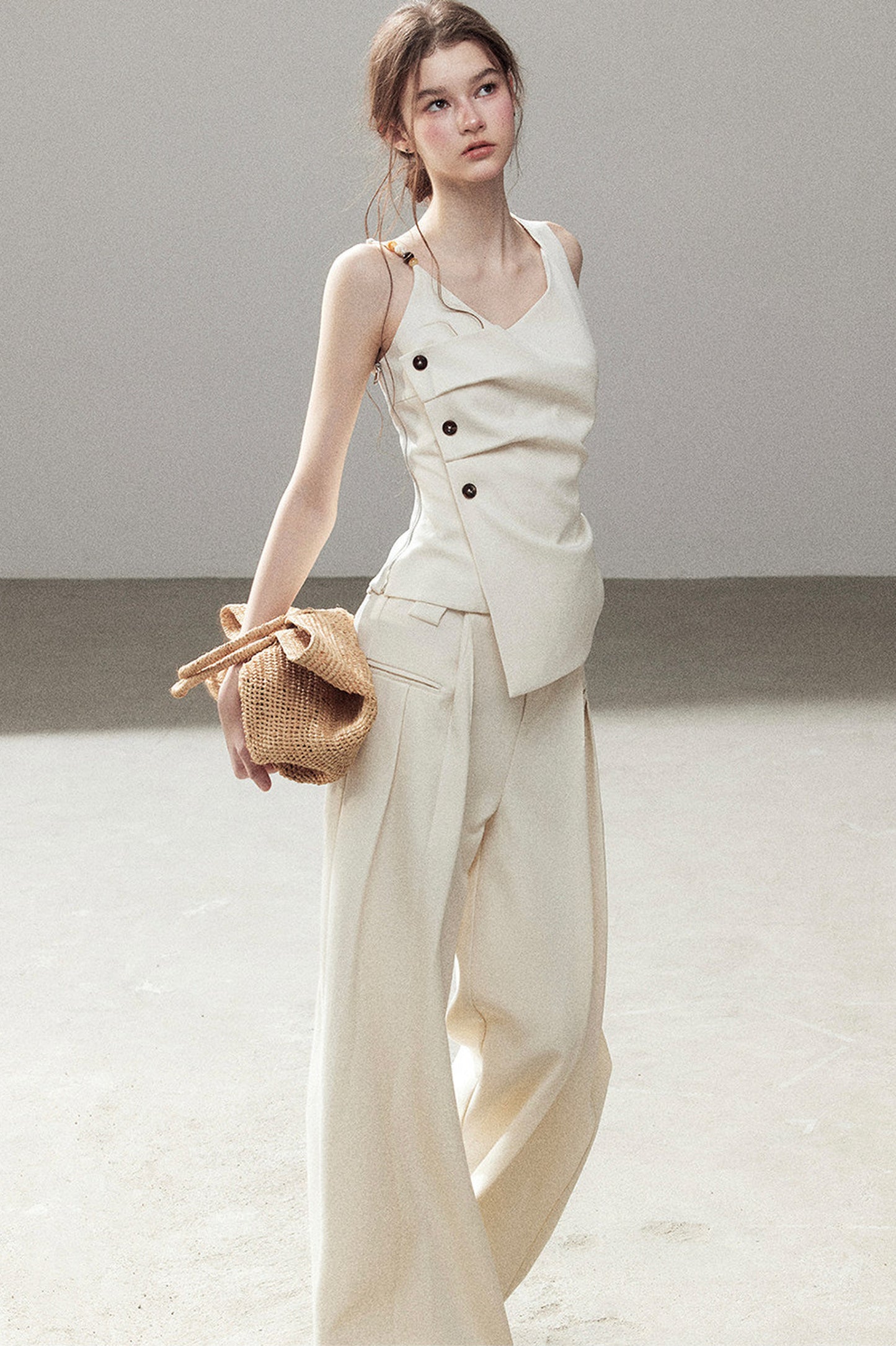 Completo con top smanicato con spalle a nuvola e pantaloni