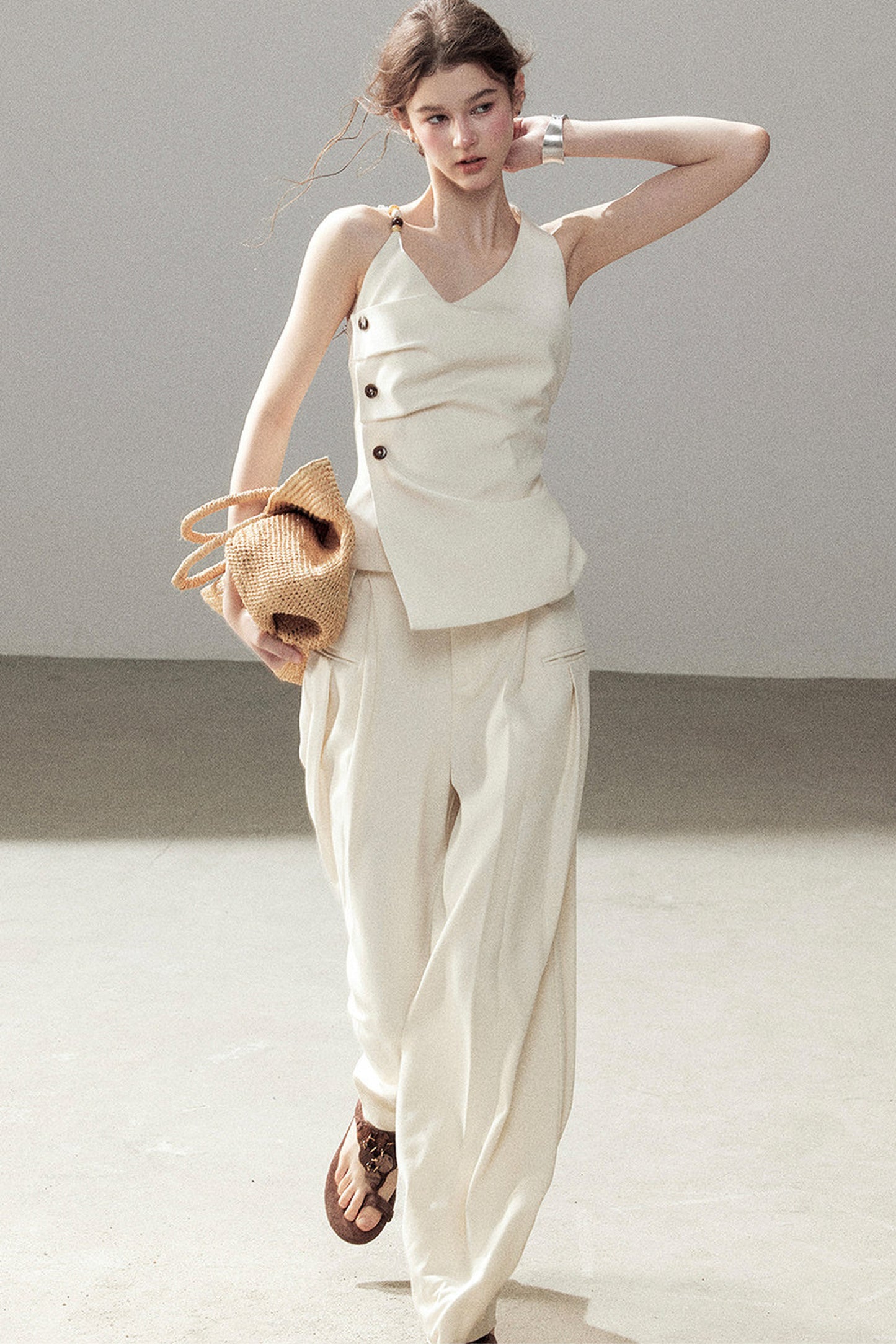 Completo con top smanicato con spalle a nuvola e pantaloni