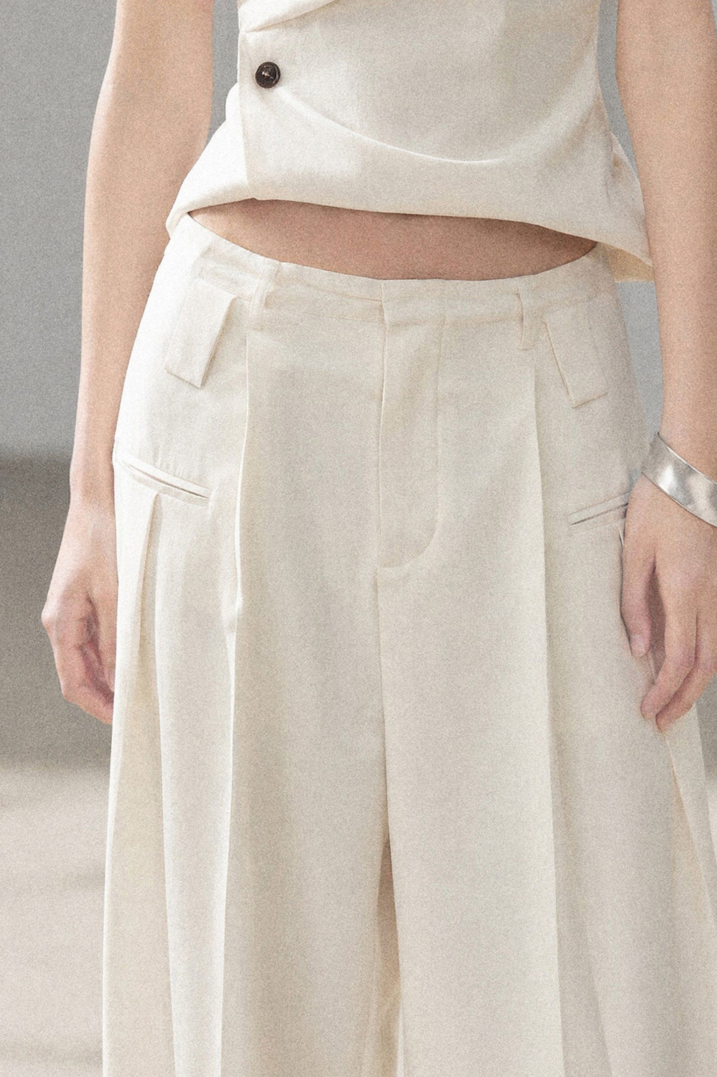 Completo con top smanicato con spalle a nuvola e pantaloni