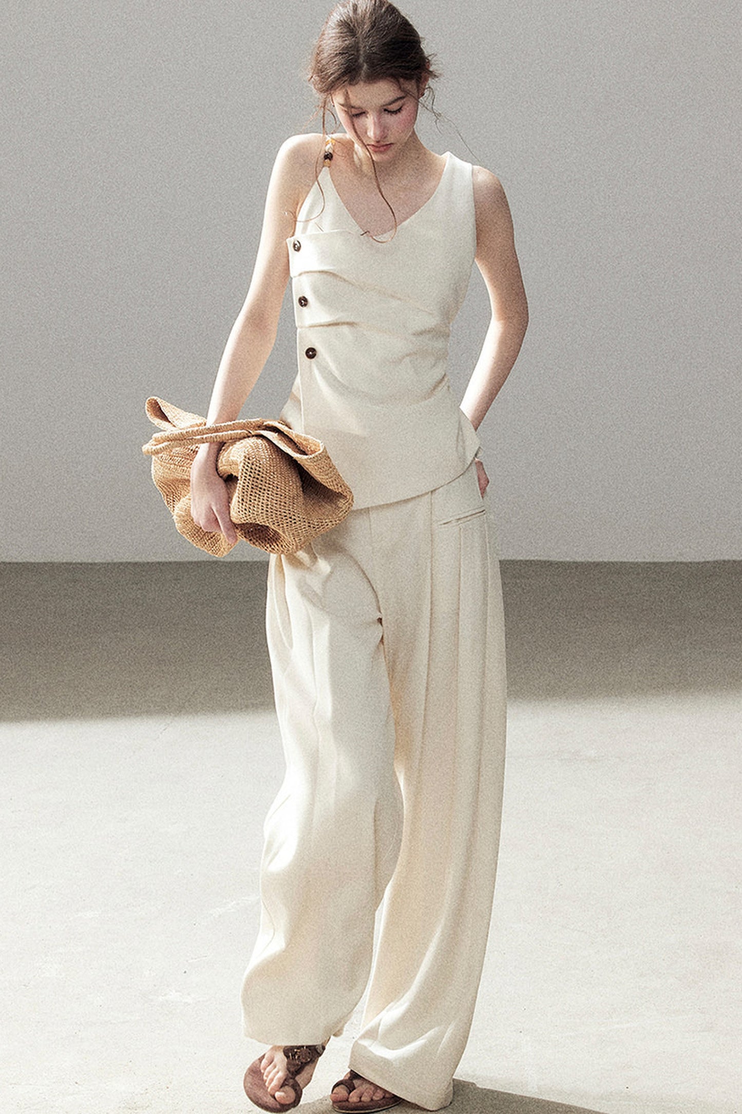 Completo con top smanicato con spalle a nuvola e pantaloni