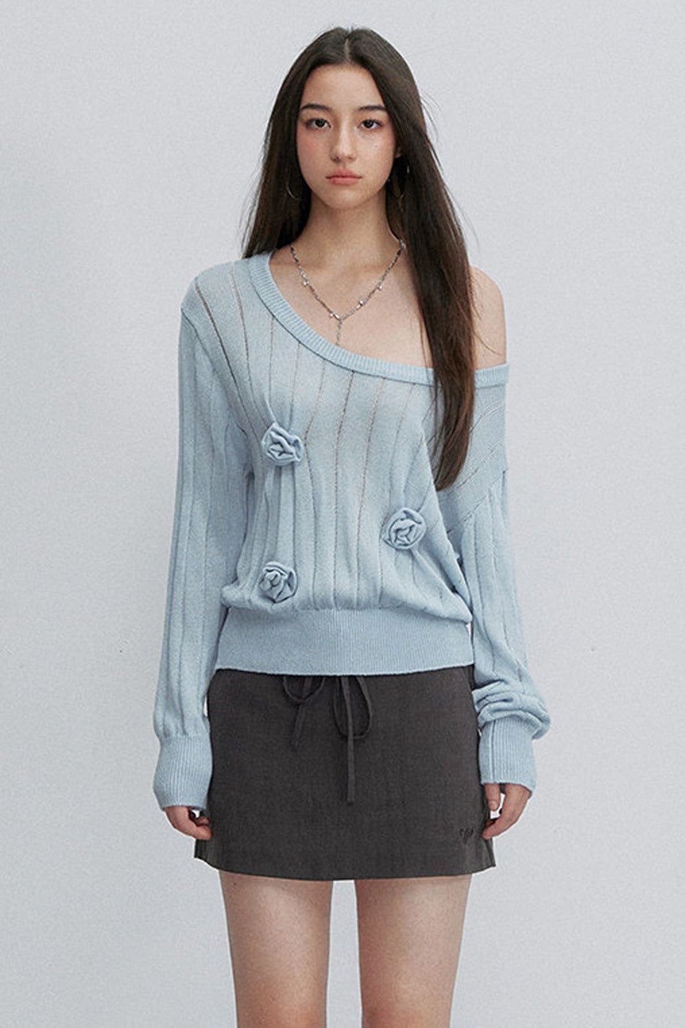 Camicetta in maglia con spalla asimmetrica e fiore 3D