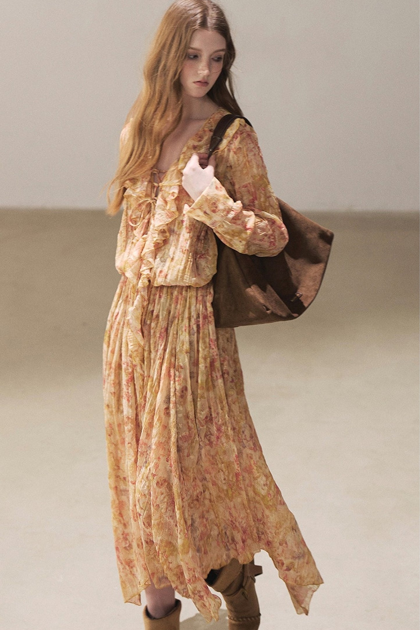 Langes Rüschenkleid mit Blumenmuster in Bernstein-Dämmerung