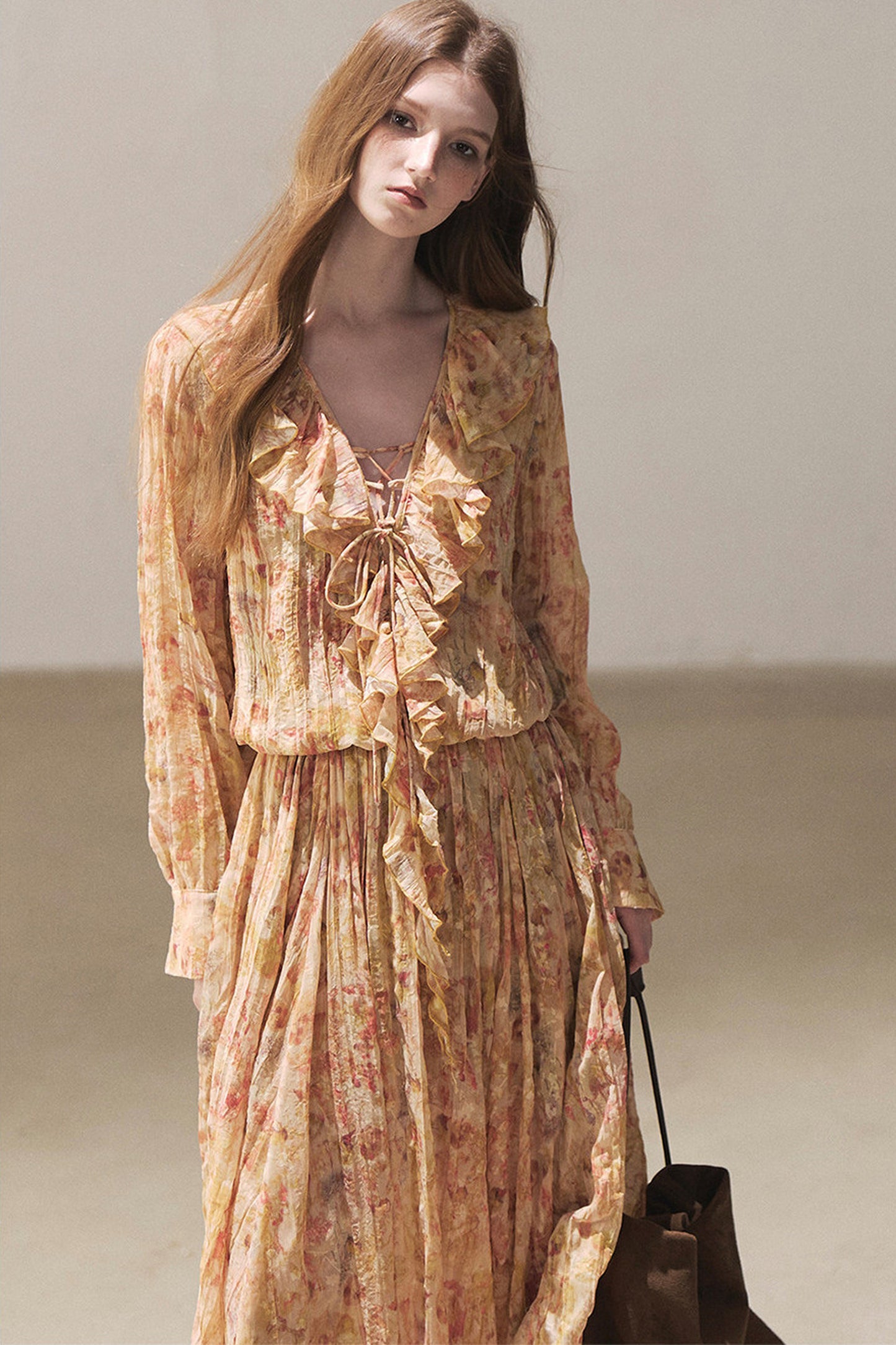 Langes Rüschenkleid mit Blumenmuster in Bernstein-Dämmerung