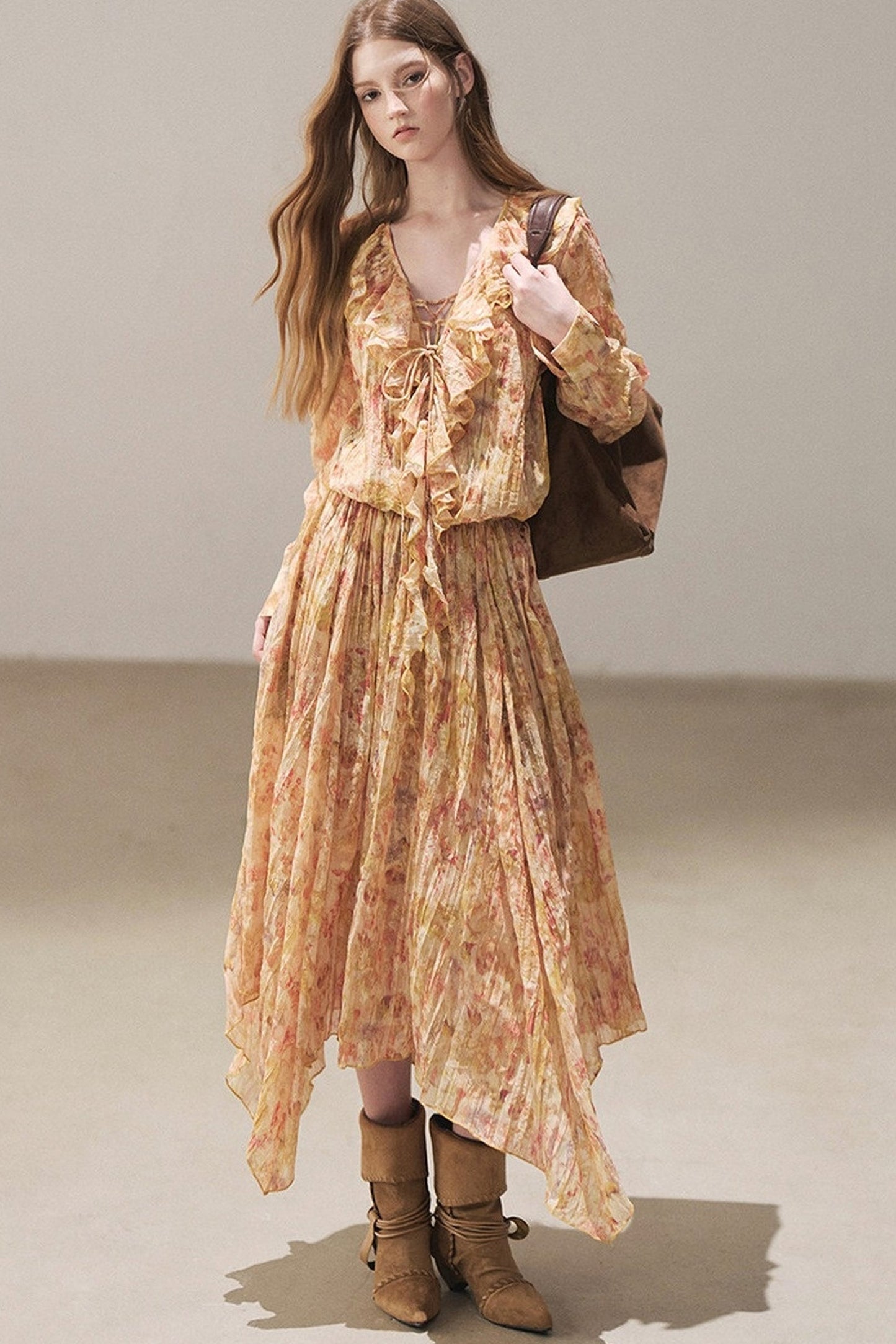 Langes Rüschenkleid mit Blumenmuster in Bernstein-Dämmerung