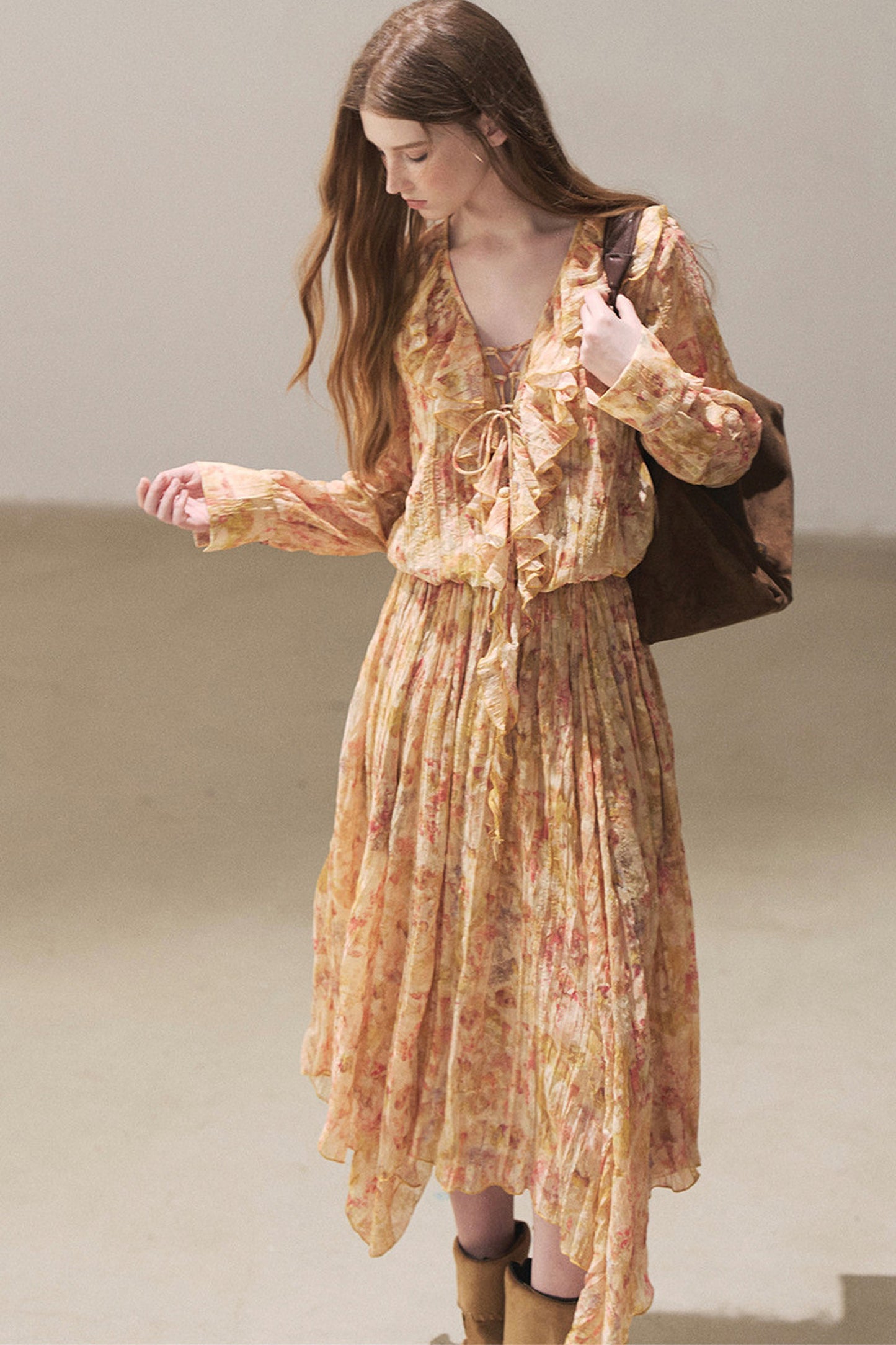 Langes Rüschenkleid mit Blumenmuster in Bernstein-Dämmerung