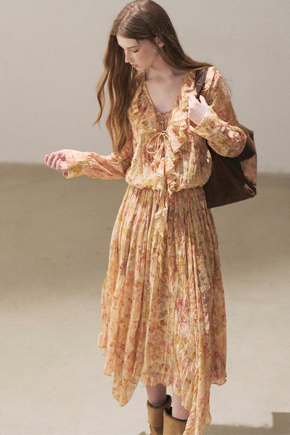 Langes Rüschenkleid mit Blumenmuster in Bernstein-Dämmerung