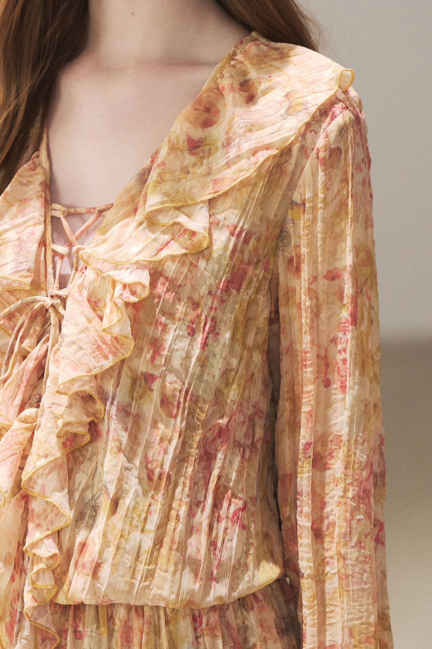 Langes Rüschenkleid mit Blumenmuster in Bernstein-Dämmerung