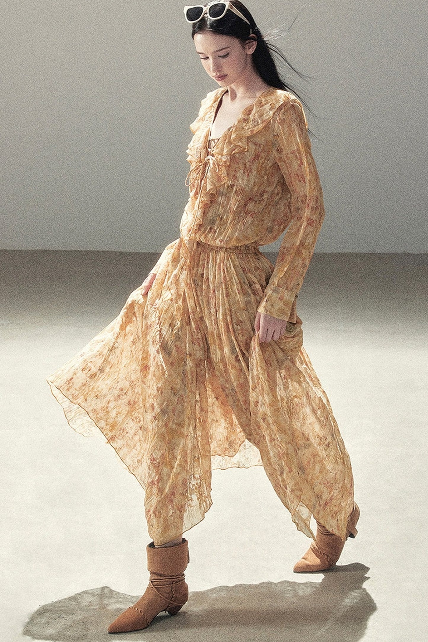 Langes Rüschenkleid mit Blumenmuster in Bernstein-Dämmerung