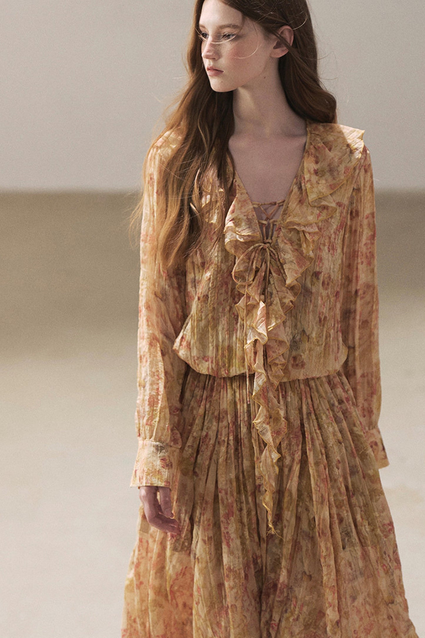 Langes Rüschenkleid mit Blumenmuster in Bernstein-Dämmerung