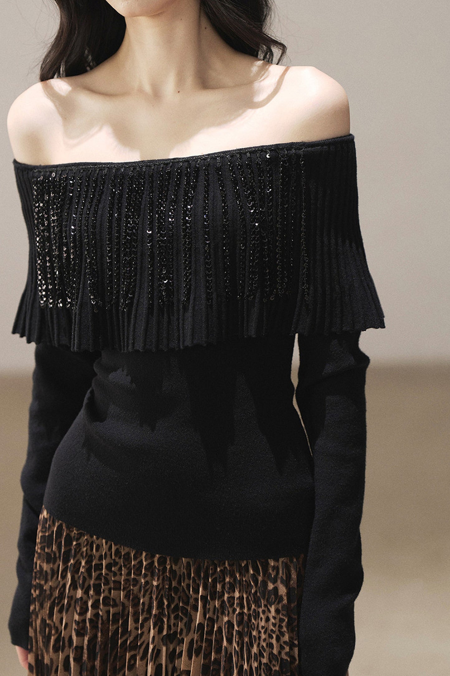 Haut plissé à épaules dénudées et manches longues