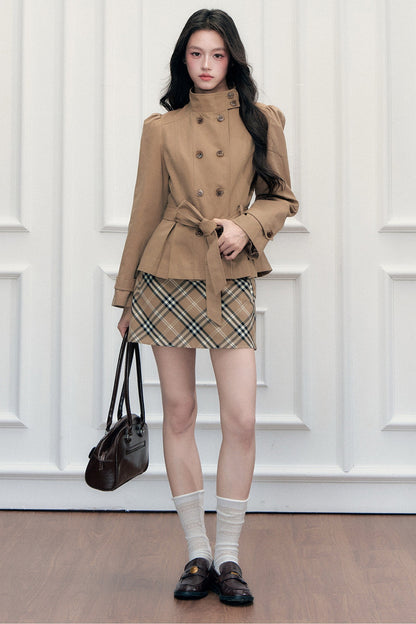 Vintage-Set aus zweireihigem Trenchcoat mit Stehkragen und Rock
