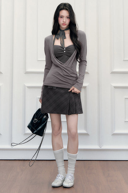 Conjunto preppy de top con tirantes y falda