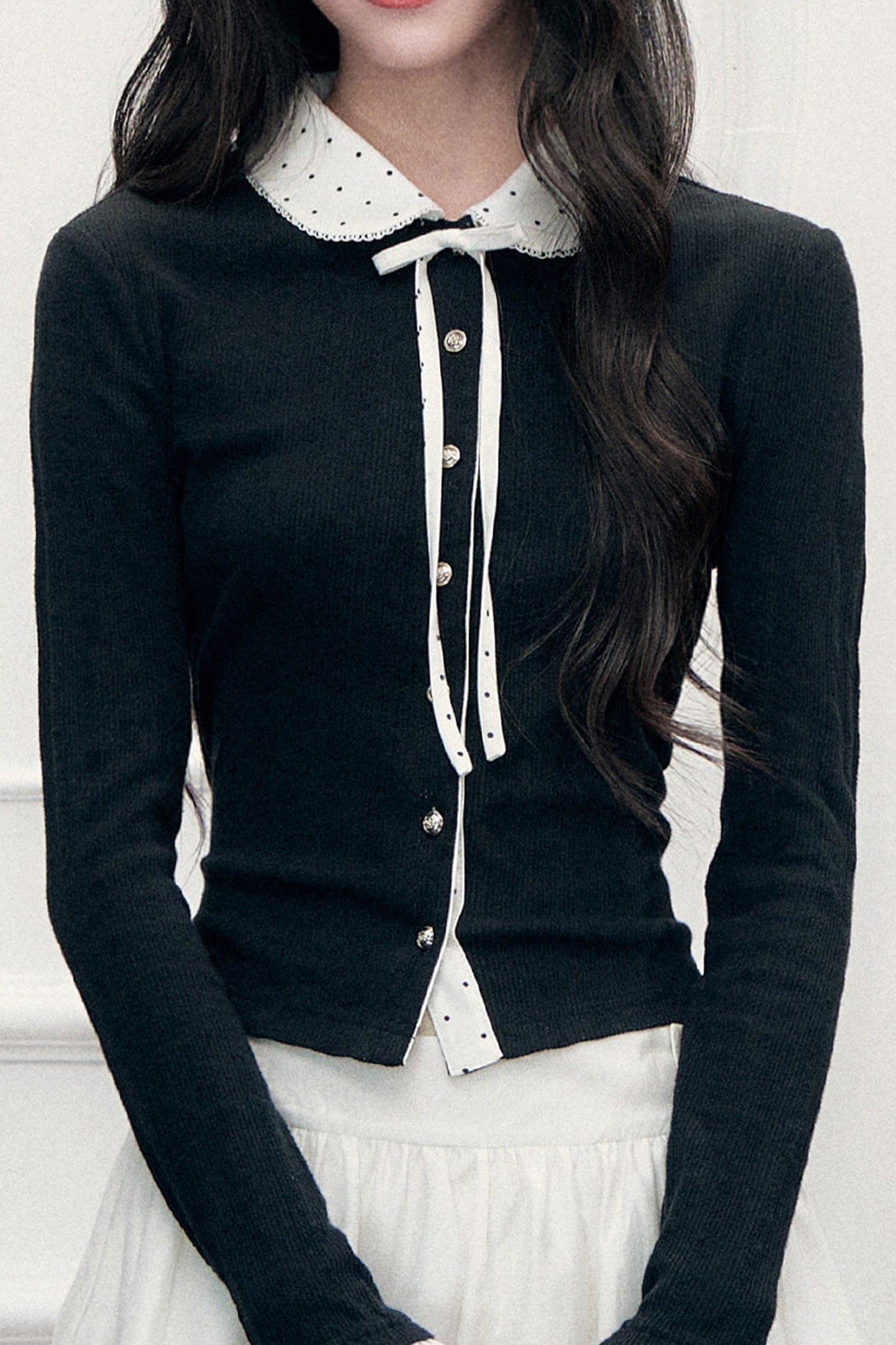 Completo con top in maglia a maniche lunghe e gonna a pois con toppe