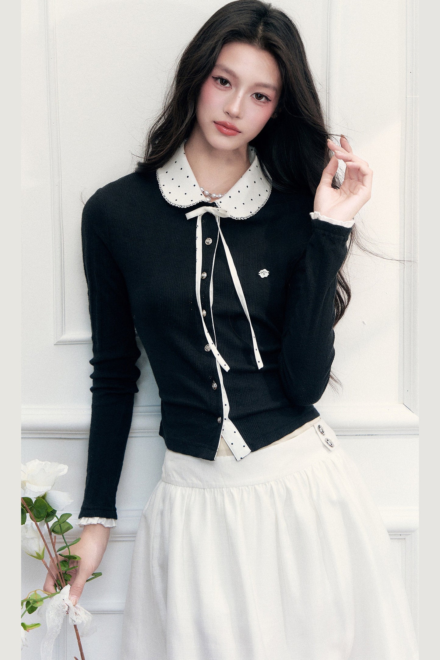 Completo con top in maglia a maniche lunghe e gonna a pois con toppe
