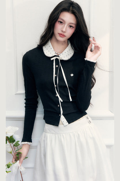 Completo con top in maglia a maniche lunghe e gonna a pois con toppe